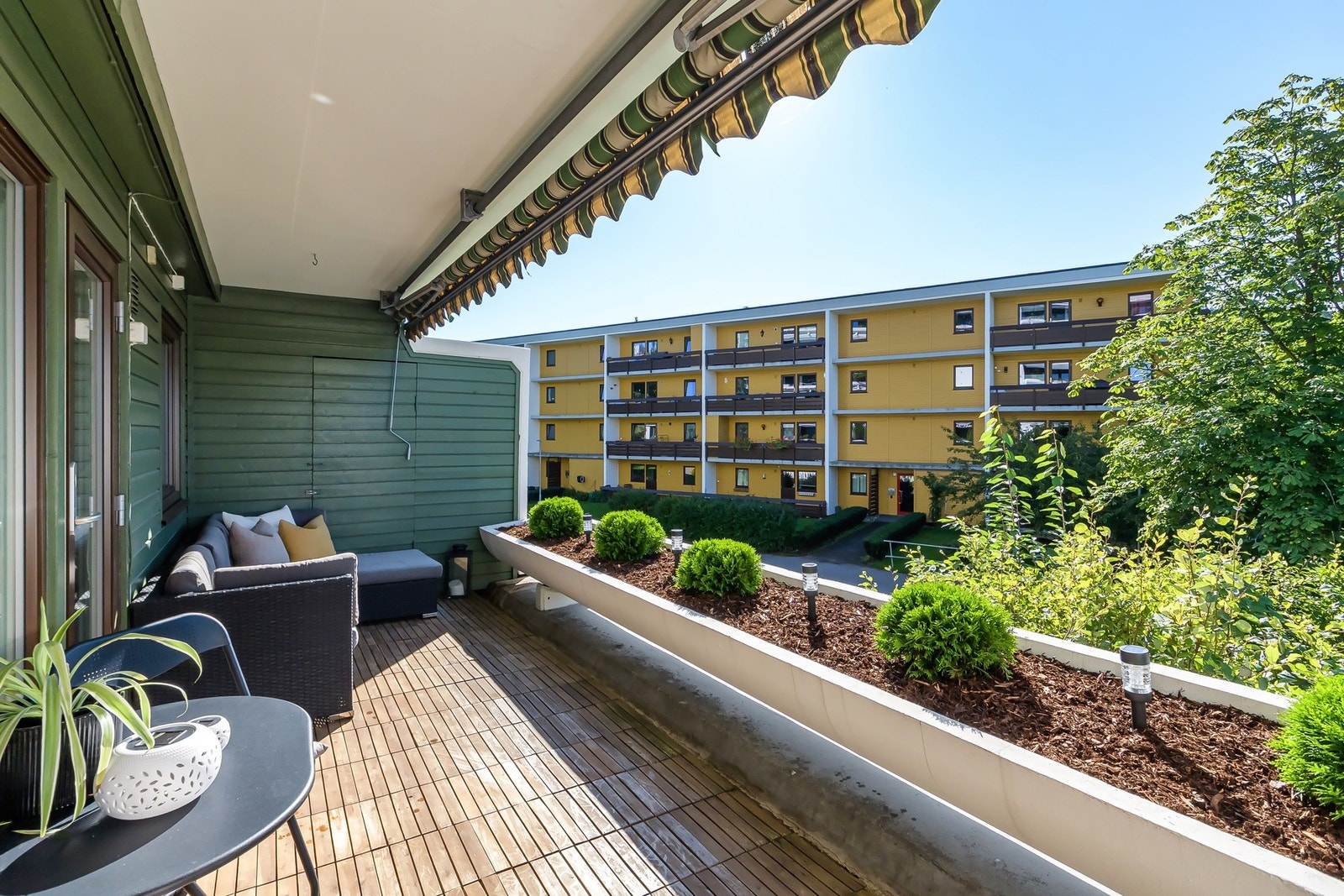 Sørvendt balkong med sol hele dagen (ca 09:30-19.00 på sommeren). Galleribilde