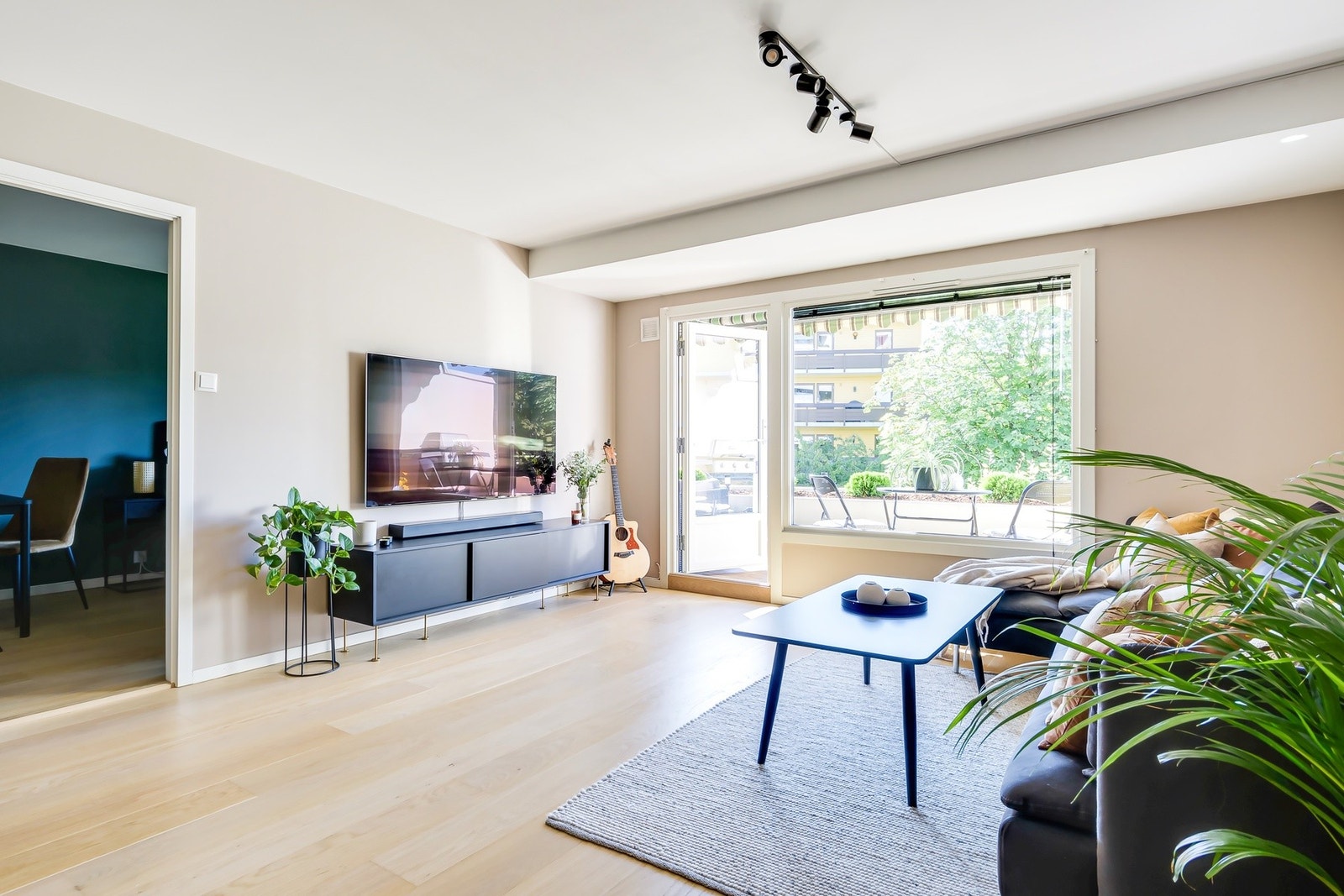 Store vindusflater som slipper inn rikelig med lys Galleribilde