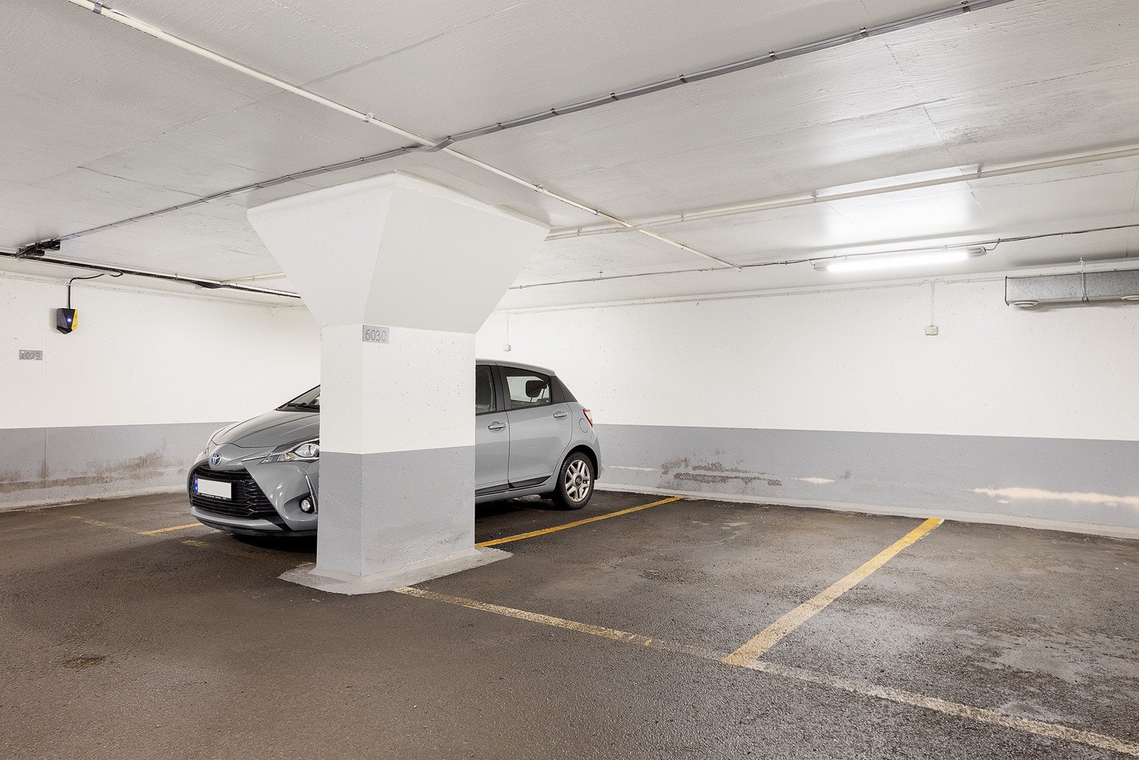 Parkeringsplass i felles garasjeanlegg nedenfor blokken Galleribilde