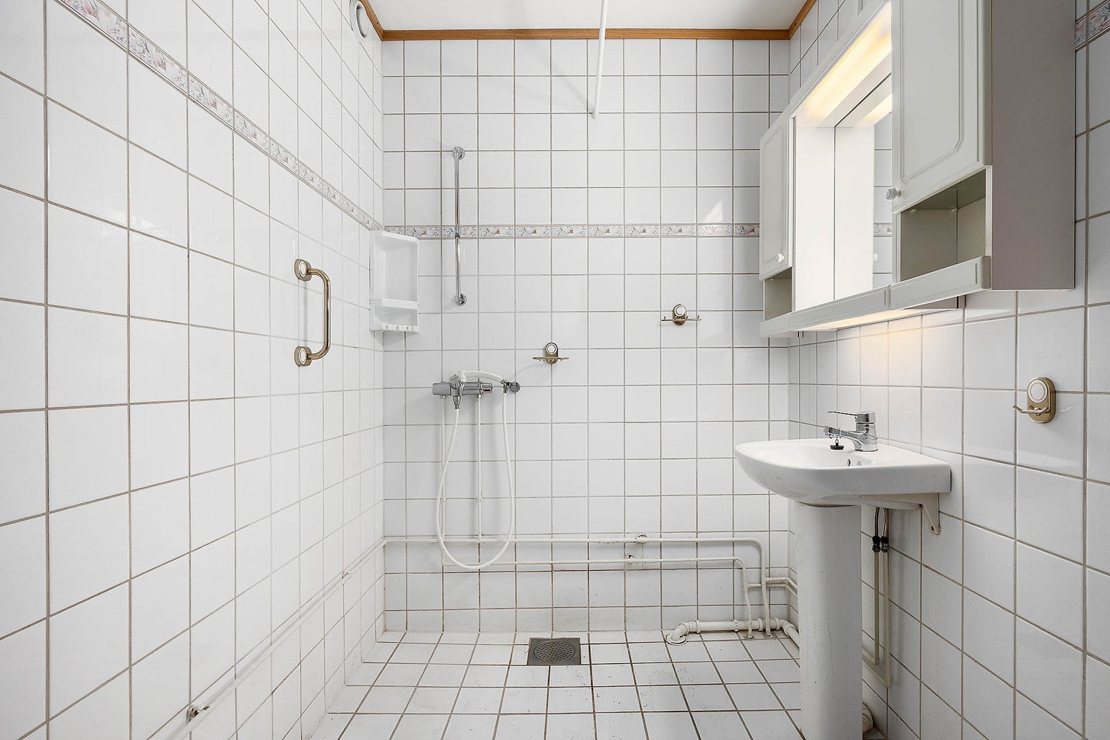 Flislagt baderom. Det er vedtatt baderomsrehabilitering og nytt bad kommer! Galleribilde