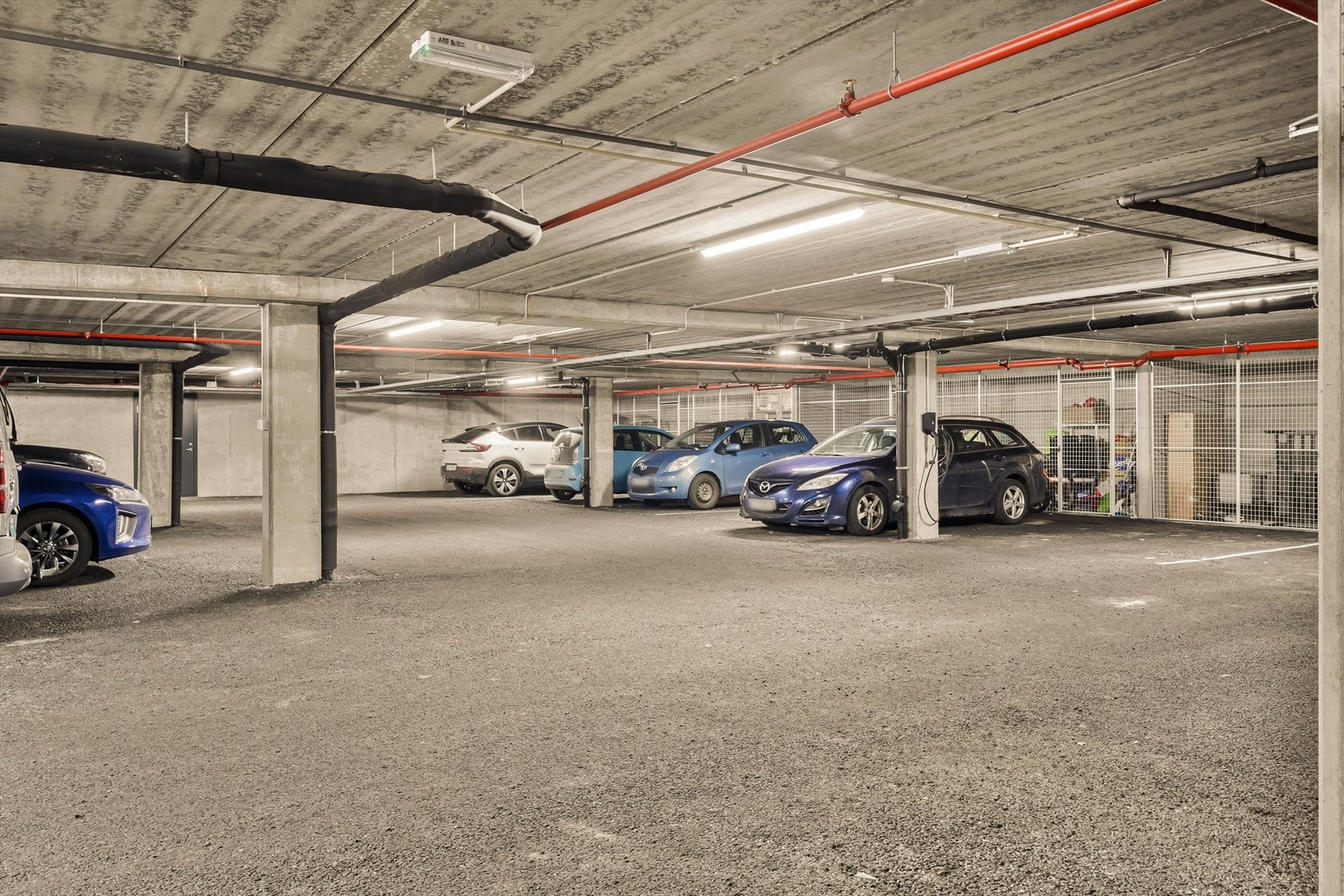 Leiligheten disponerer fast garasjeplass og en bod på 6,9 m². Galleribilde
