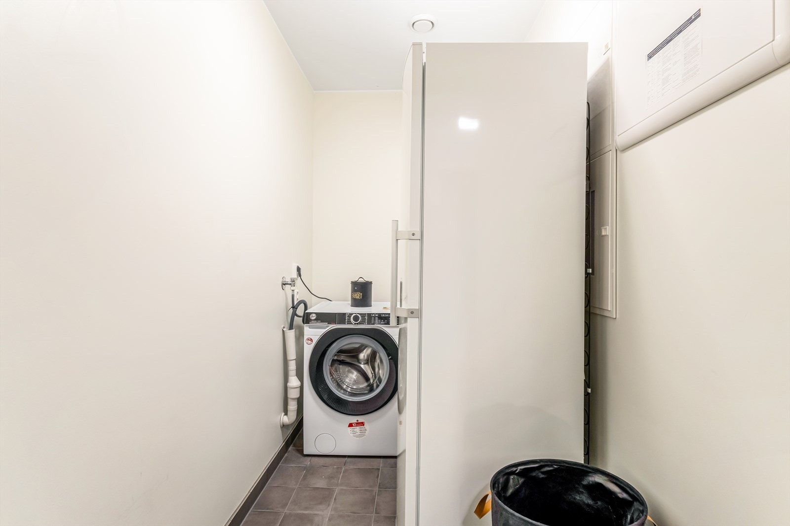 Funksjonelt vaskerom/bod med opplegg for vaskemaskin. Galleribilde