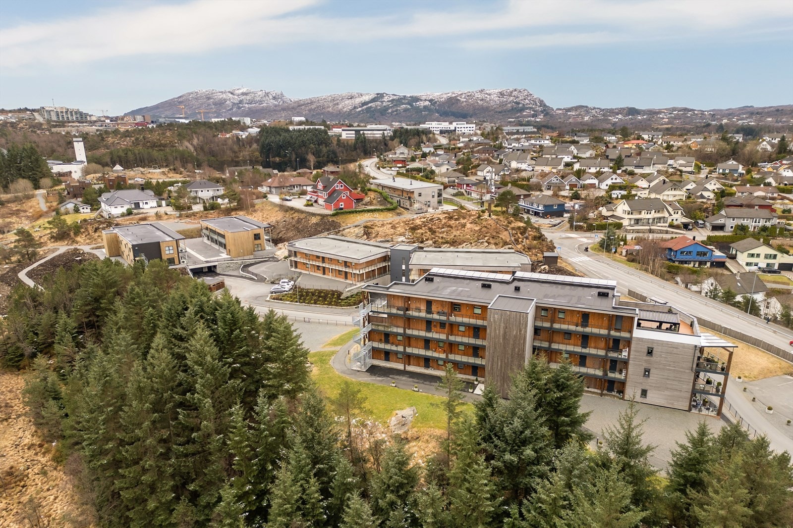 Eiendommen ligger sentralt på Foldnes, med gangavstand til flere barnehager, Foldnes barneskole, lekeplass og fritidsaktiviteter. Galleribilde