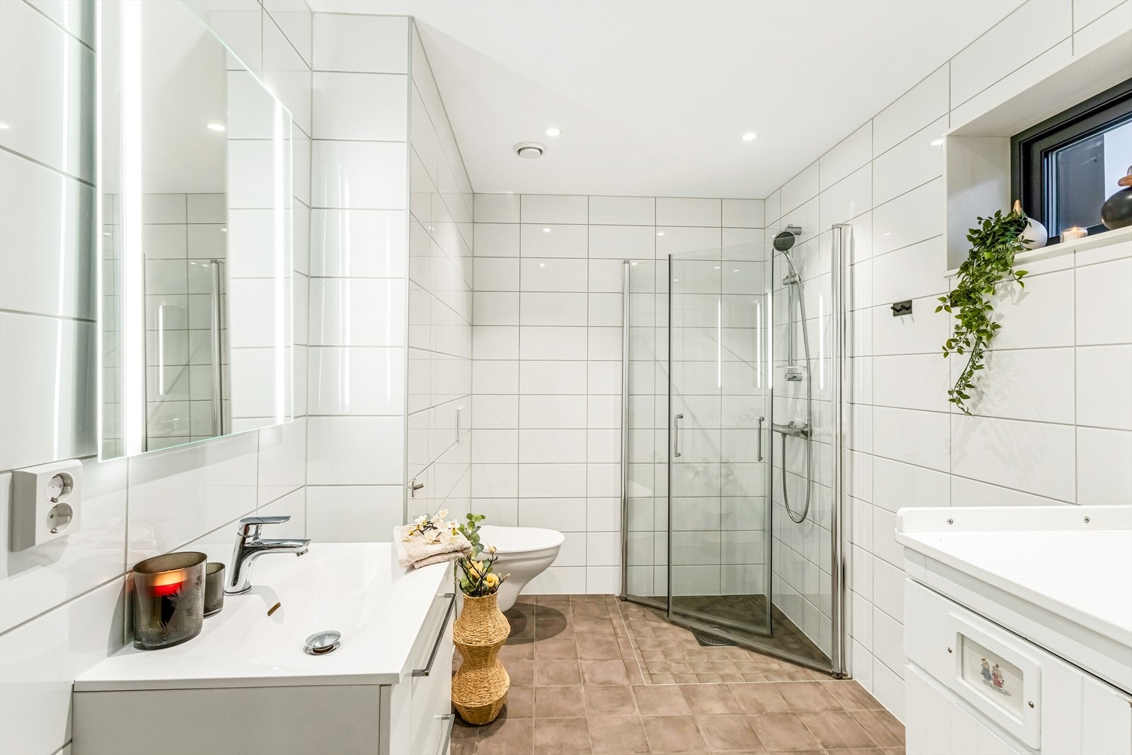 Badet har tidløs utførelse, med flislagte overflater og varmekabler i gulvet. Galleribilde