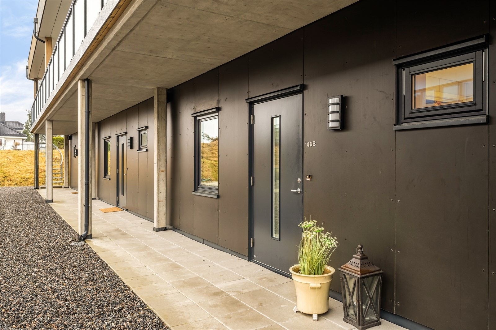 Leiligheten ligger fint plassert i byggets 1. etasje med egen inngang utenfra. Galleribilde