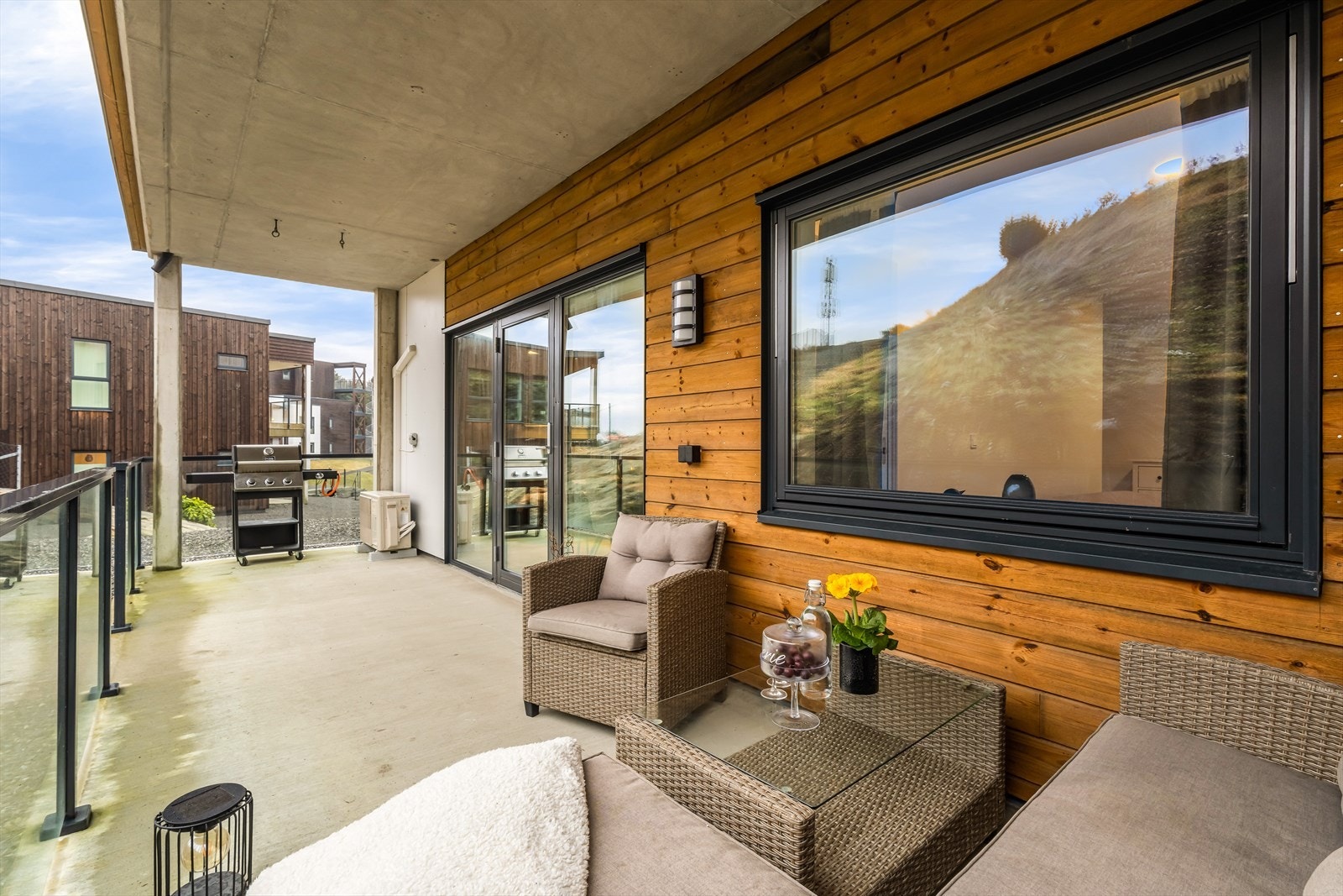 Det er god plass til sittegrupper, grill og øvrig utemøblement. Galleribilde