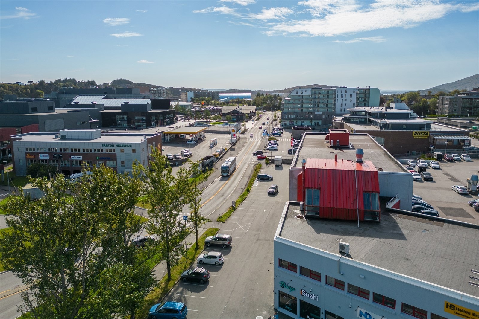 Sartor storsenter, Straume idrettspark, bussterminal, legesenter m.m. ligger kun noen minutters kjøring unna. Galleribilde