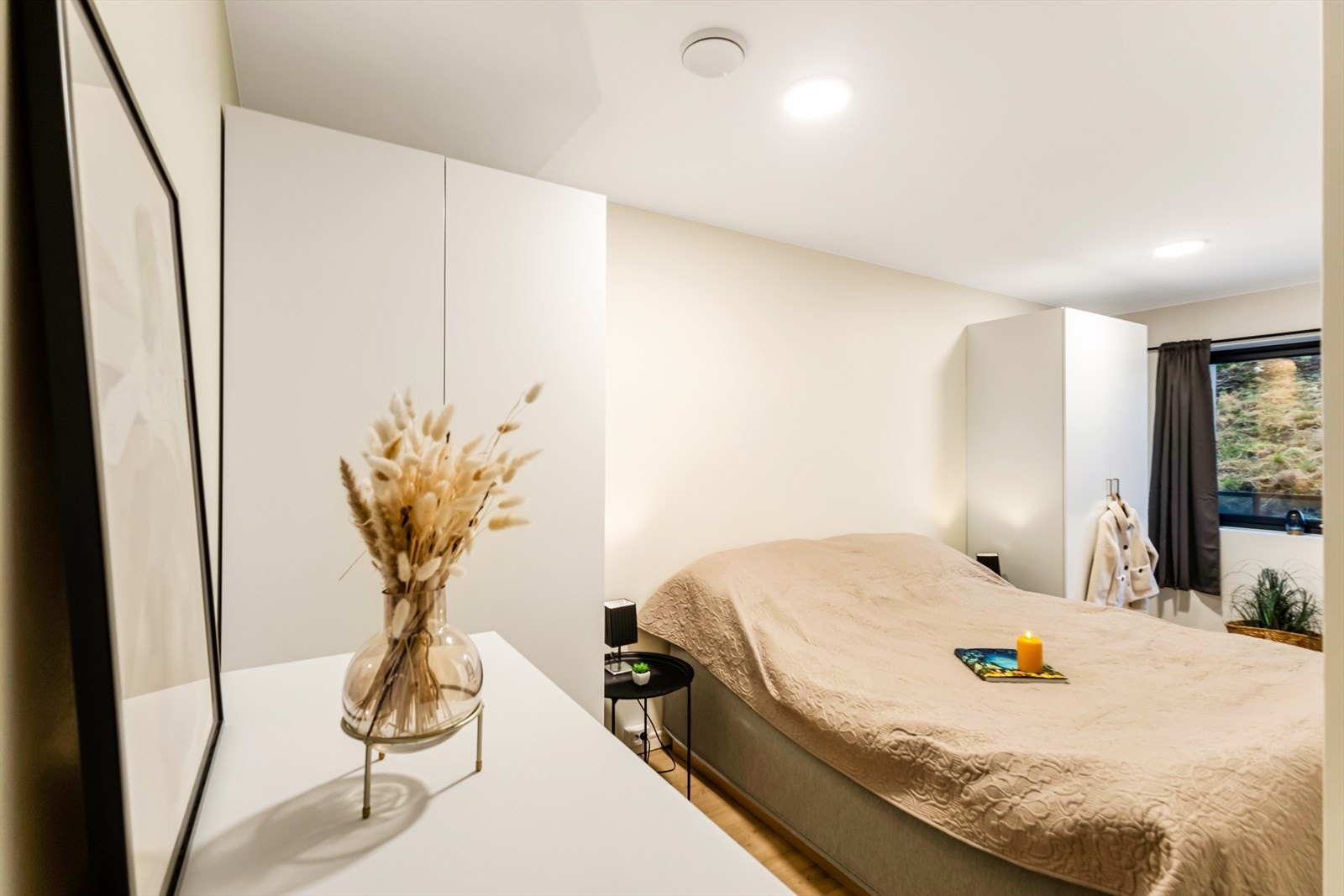 Hovedsoverommet har to innganger og er utstyrt med to garderobeskap. Galleribilde