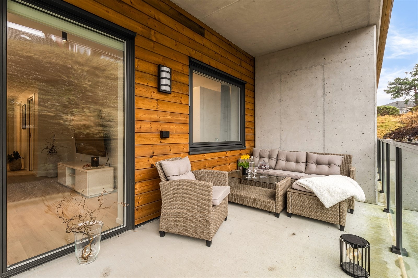 Fra oppholdsrommet er det utgang til en sørvendt terrasse på 16 m². Galleribilde