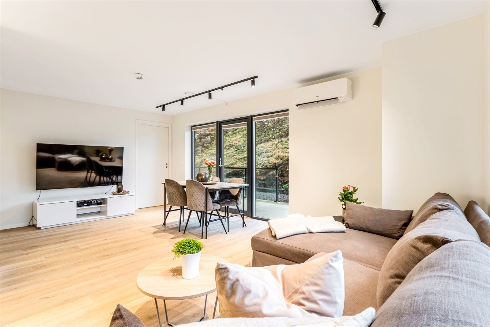 Velkommen til Foldnesvegen 149B - presentert av Annette Nordvik Samland i Eiendomsmegler Vest. Galleribilde