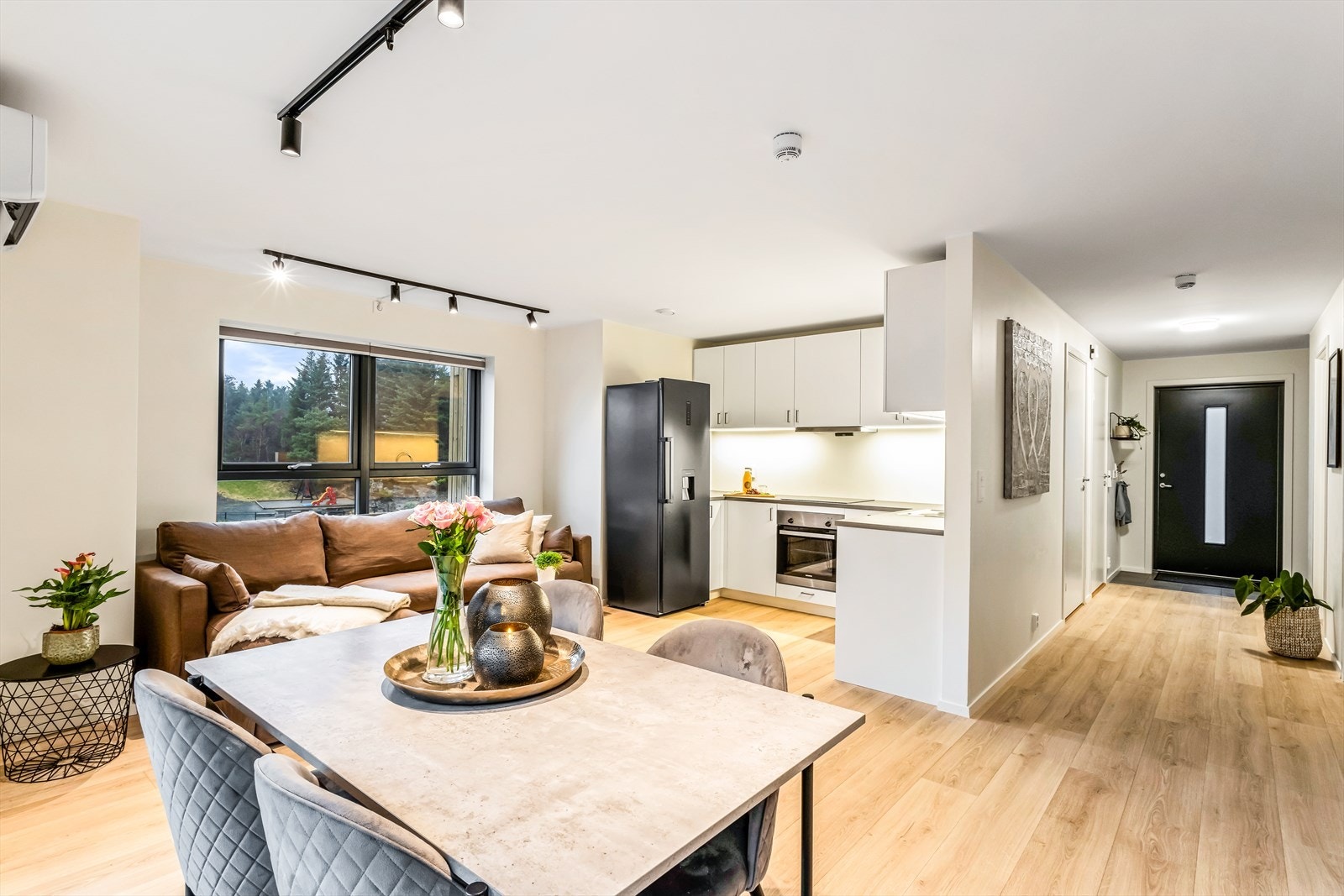 Overflatene består av et pent laminatgulv og lysmalte vegger med listefri overgang til himling. Galleribilde