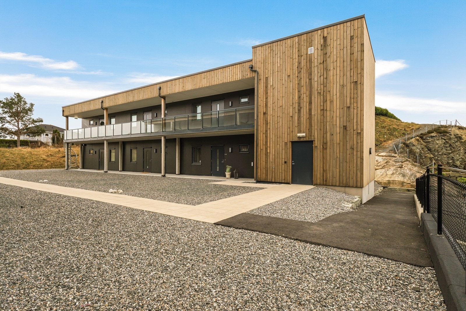 Fellesarealene er velstelt og pent opparbeidet med interne veier og grøntarealer. Galleribilde