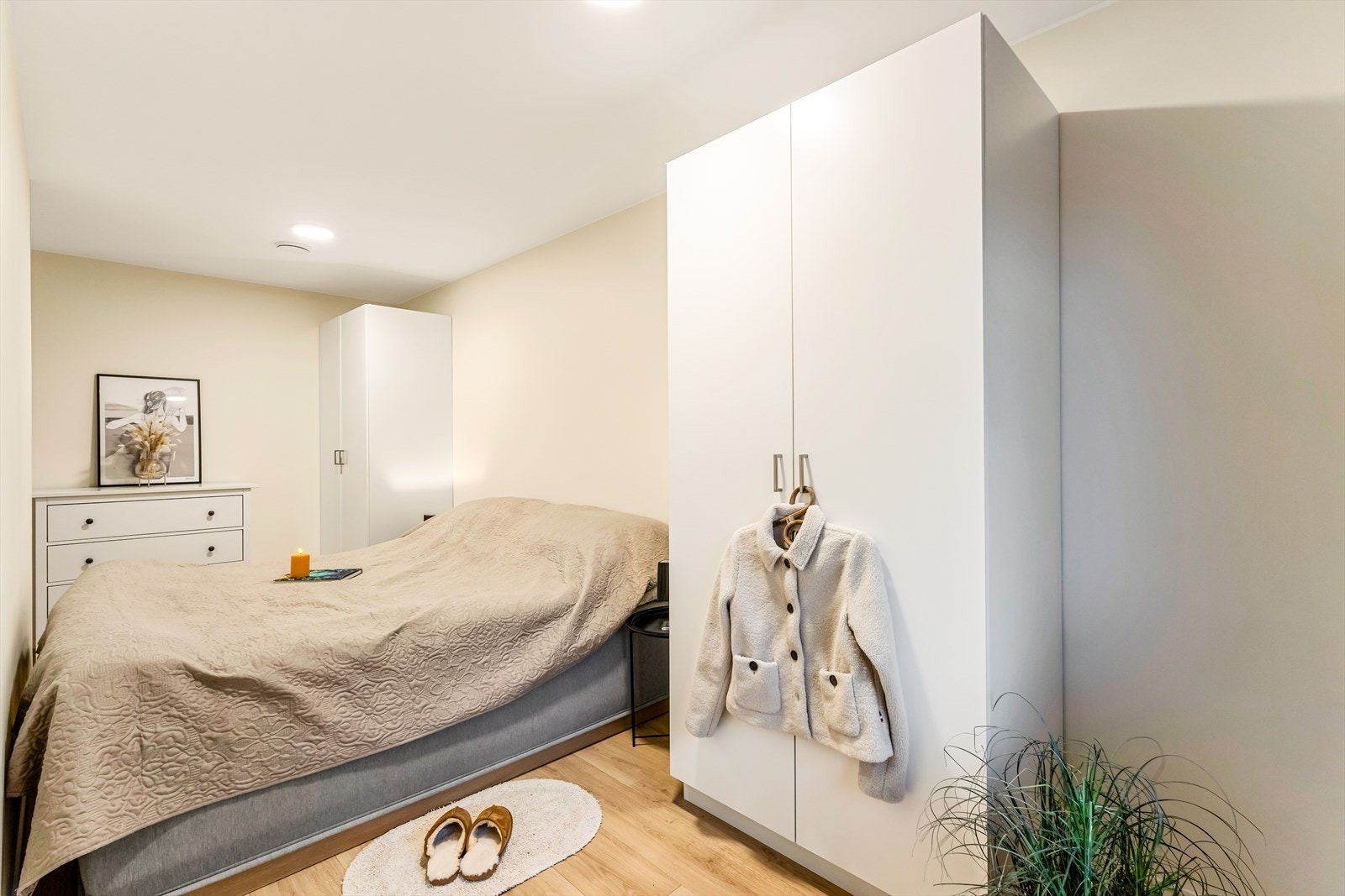 Leiligheten inneholder to lyse og delikate soverom av god størrelse. Galleribilde