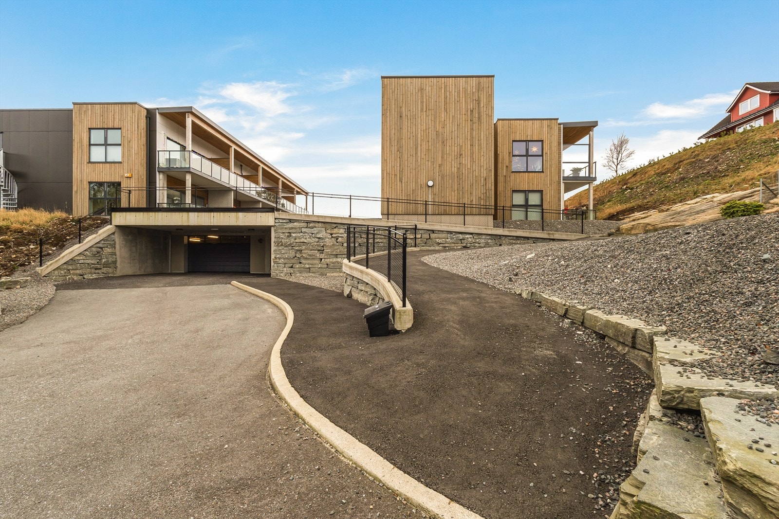 Innkjøring til felles garasjeanlegg under byggene. Galleribilde