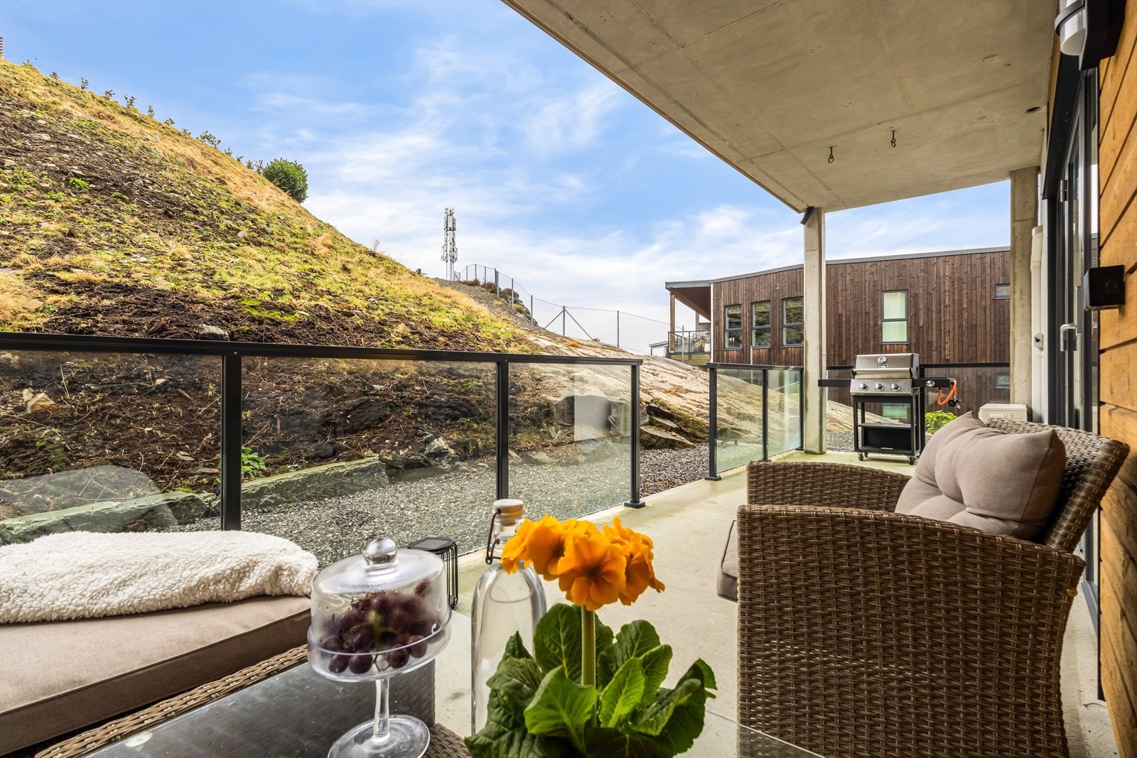 Terrassen er overbygd, har glassrekkverk i front og dekke av betong. Galleribilde