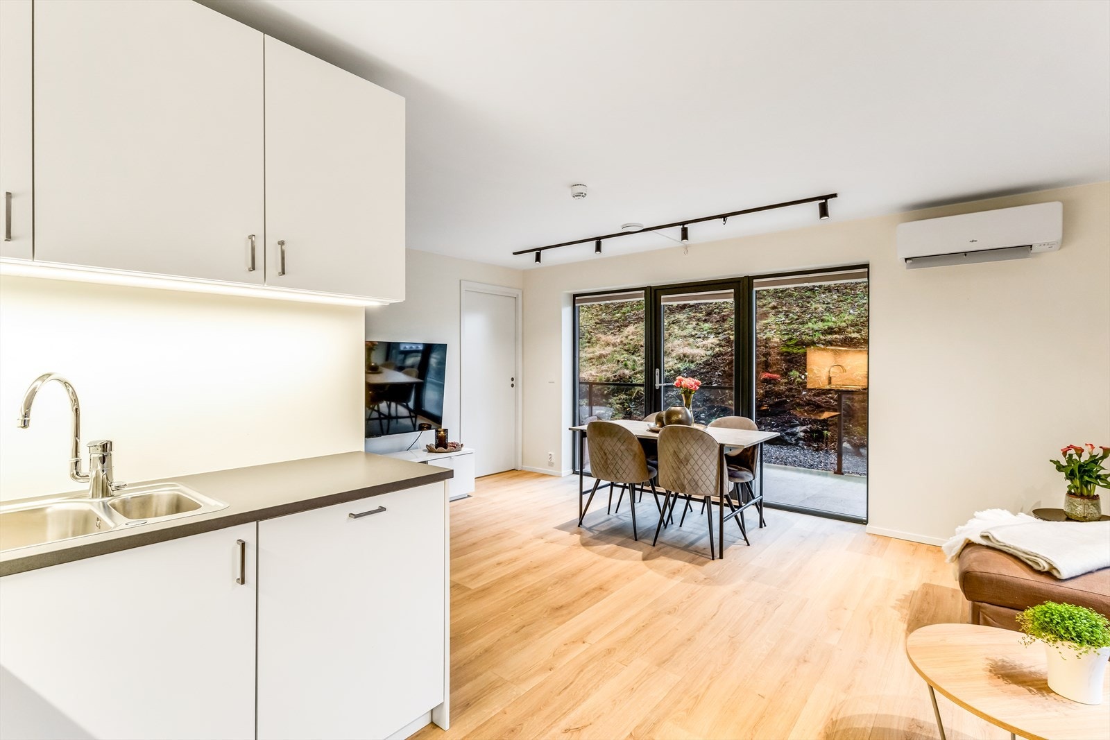 Varmepumpe og balansert ventilasjon sørger for jevn temperatur og et godt inneklima. Galleribilde