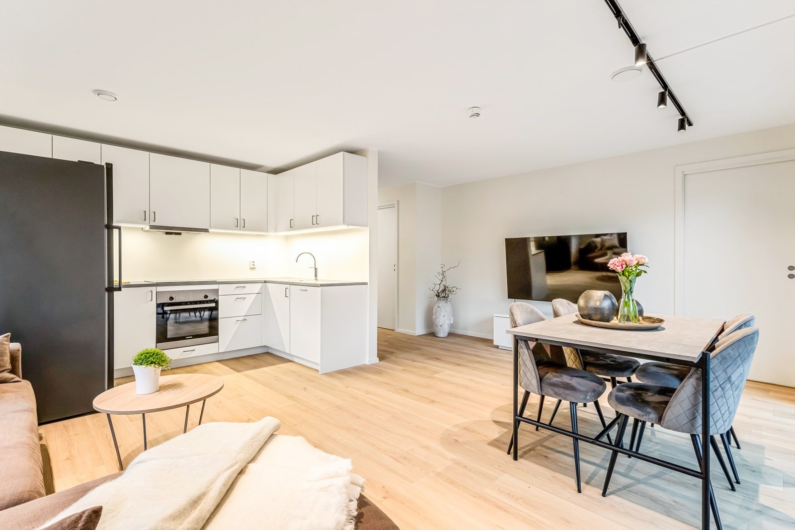 Samlingspunktet i leiligheten er en åpen og sosial stue-/kjøkkenløsning av god størrelse. Galleribilde