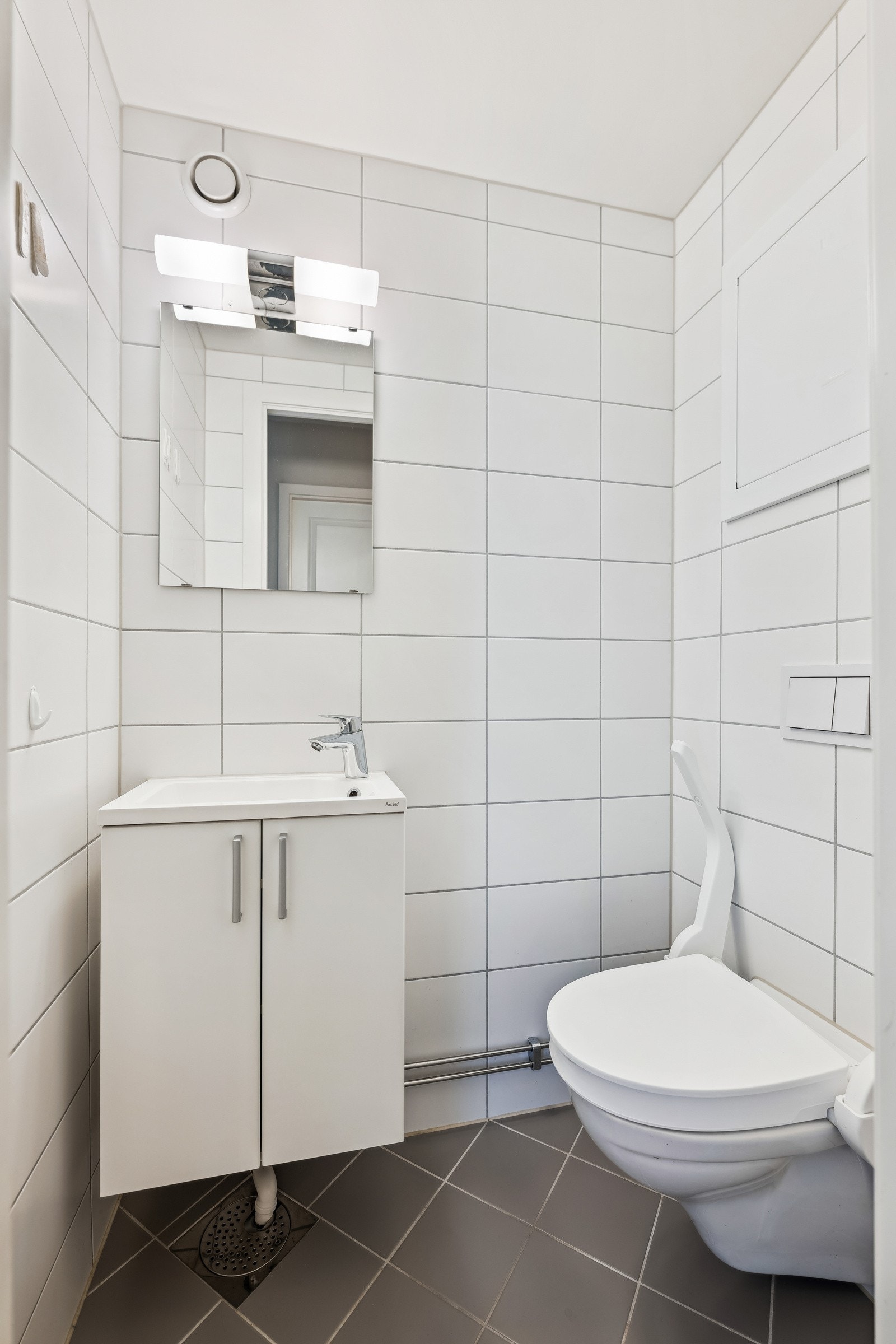 Separat toalett som også ble rehabilitert i 2018 med fliser på gulv, malte vegger og servant med underskap. Galleribilde