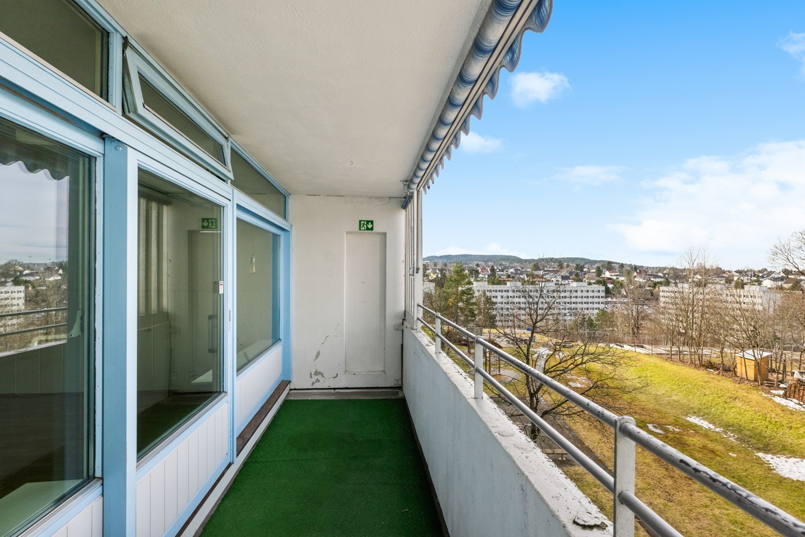 Vestvendt balkong på ca 7 kvm koselig og gode solforhold. Galleribilde