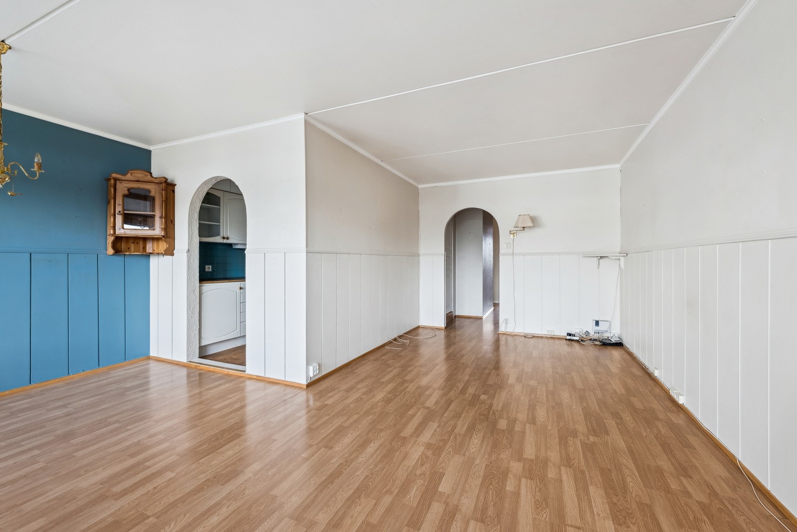 Lys og romslig stue med flere innredningsmuligheter. Galleribilde