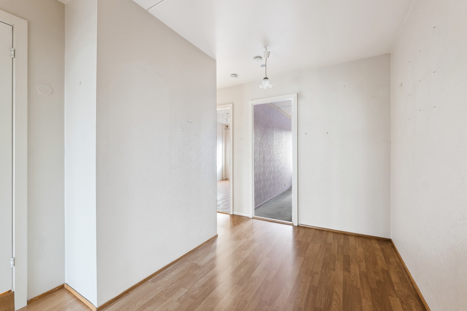 Romslig og lys entré. Galleribilde