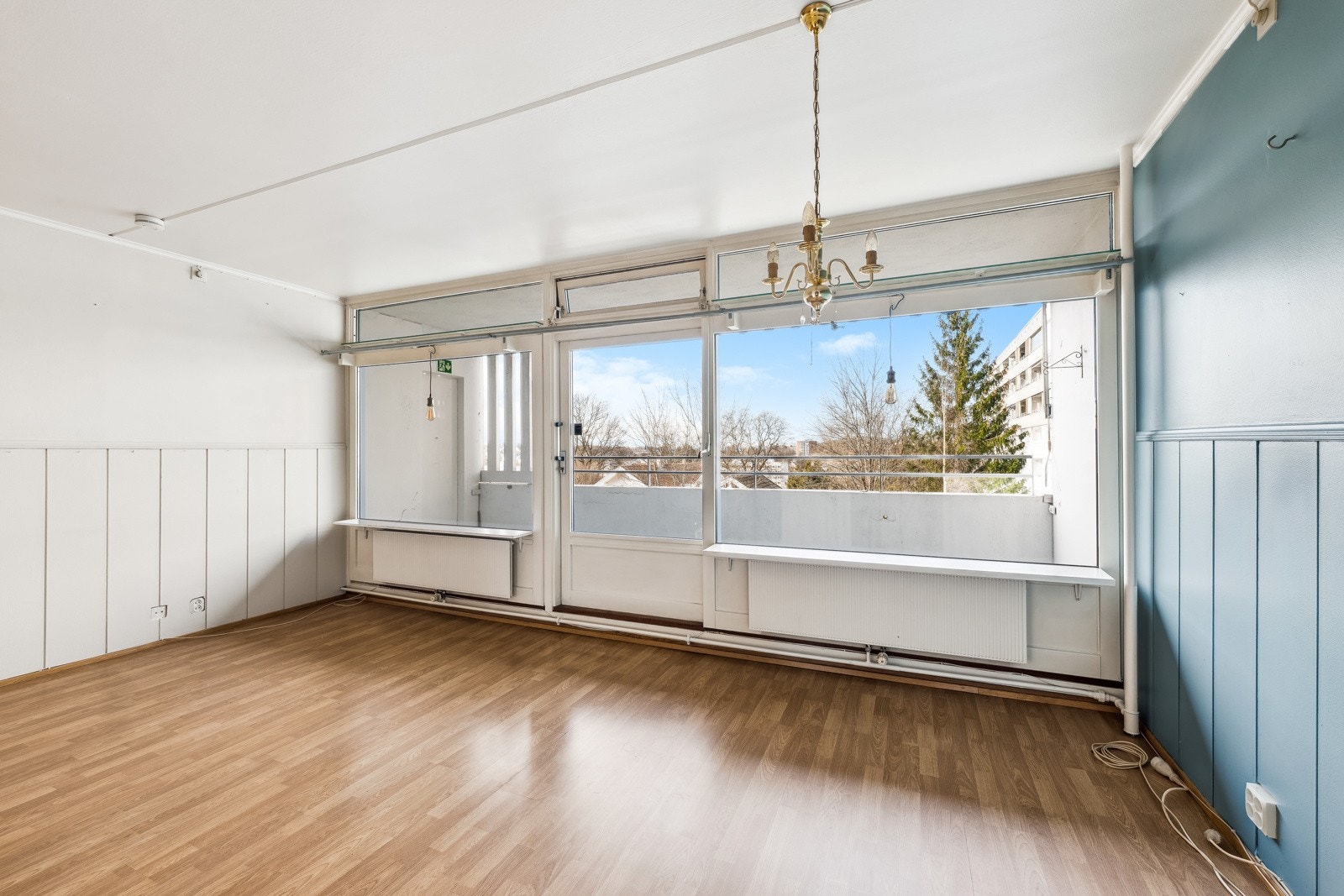 Stue med vinduer som gir godt med lys inn. Galleribilde