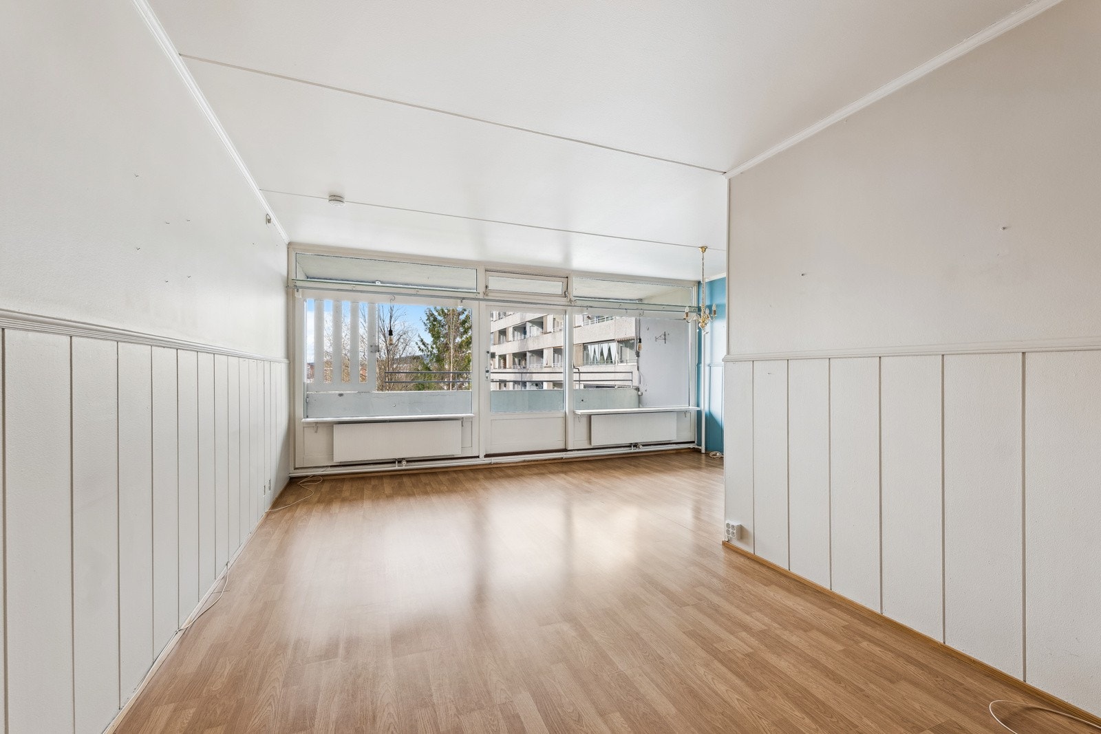 Lys og romslig stue med flere innredningsmuligheter. Galleribilde