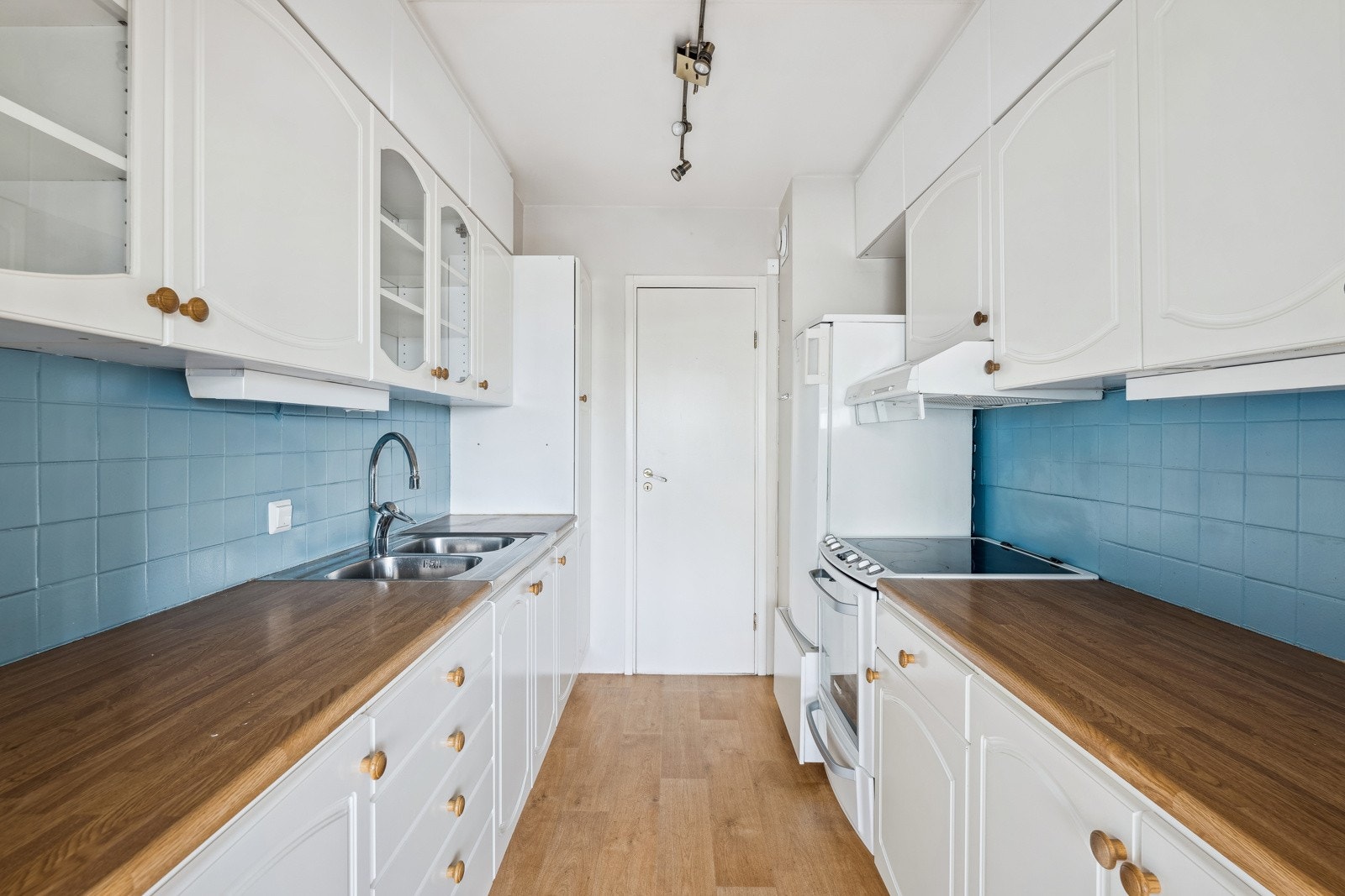 Kjøkkenet har malte 1-speils fronter, tre glassfronter, laminat benkeplate og en praktisk dobbel oppvaskkum. Kjøkkenventilator med kullfilter. Galleribilde