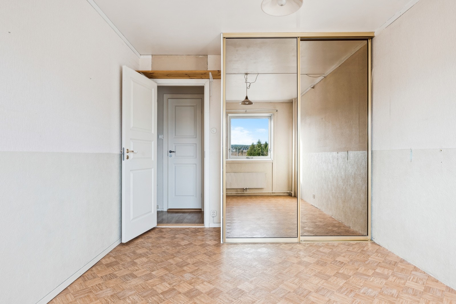 Boligen har to gode soverom, hvorav ett med skyvedørsgarderobe. Galleribilde