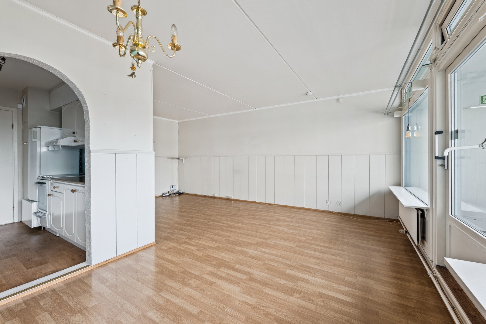 Stue med spisestuedel som ligger i tilknytning til kjøkkenet. Galleribilde