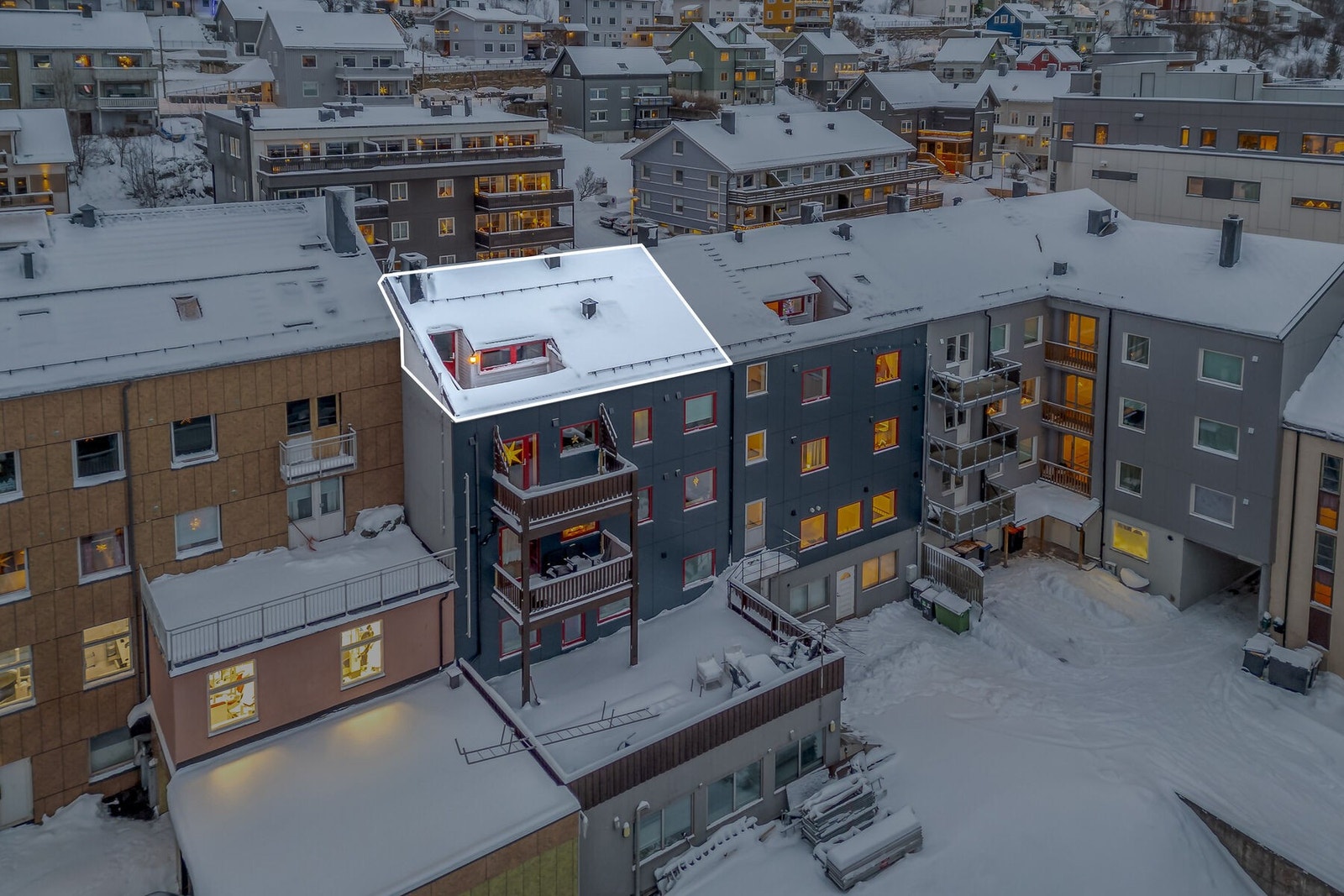 Velkommen til Dronningens gate 21! Leilighet med to soverom, oppgraderte fasader, solrik altan og fin utsikt. Fotograf: Kalle Punsvik Galleribilde