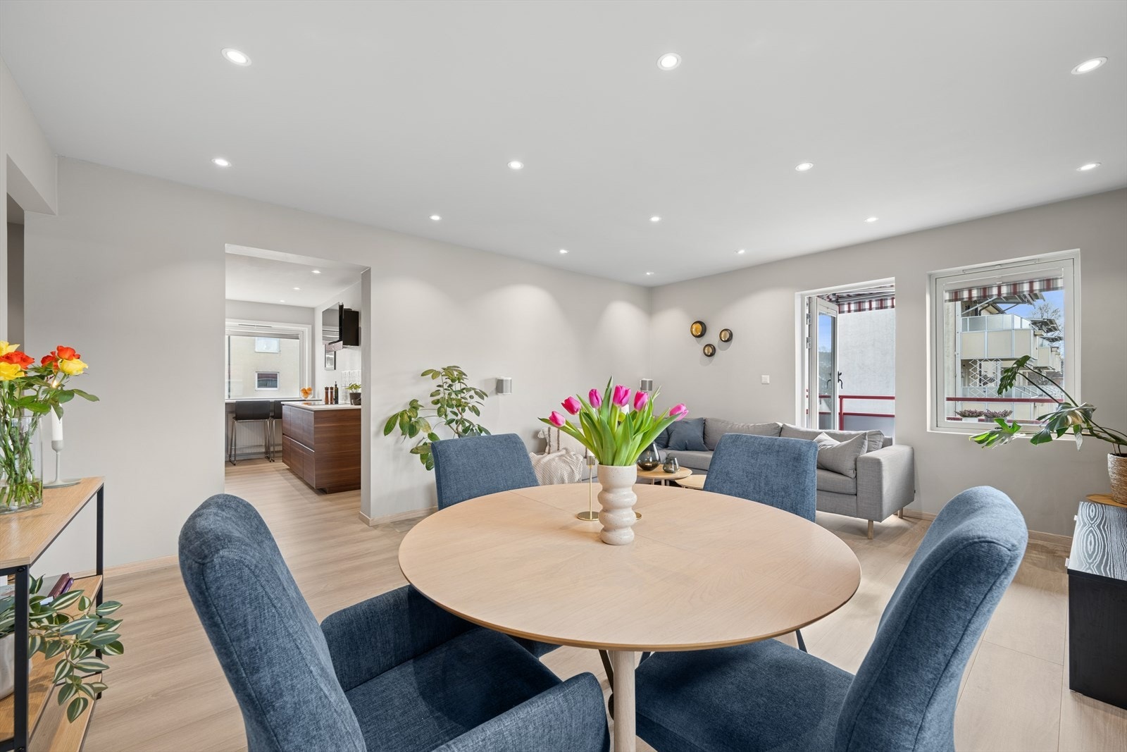 Allrommet er av god størrelse, og er det naturlige samlingspunktet med familie og venner. Galleribilde