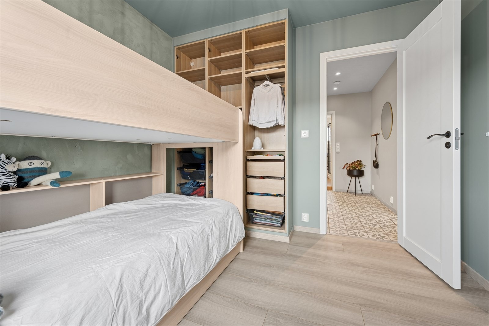 Det følger en praktisk garderobeløsning for oppbevaring av klær. Galleribilde