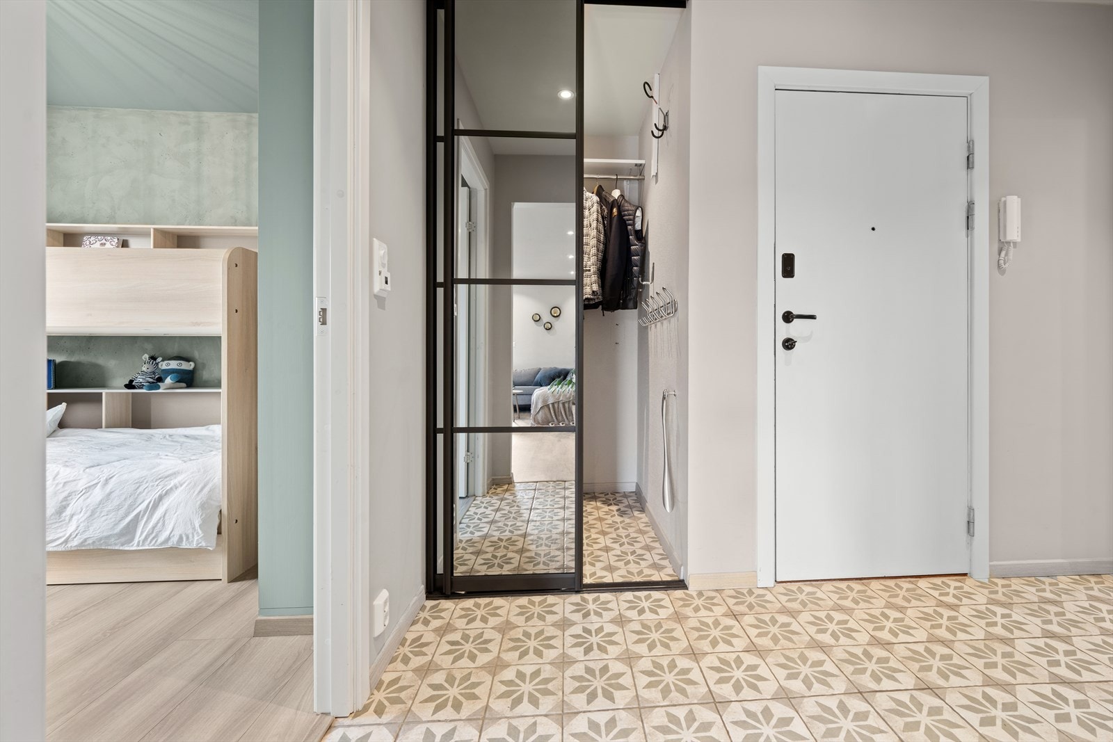 Leiligheten ligger på enden i 3. etasje, og man får en lun og innbydende velkomst inn i leiligheten. Galleribilde