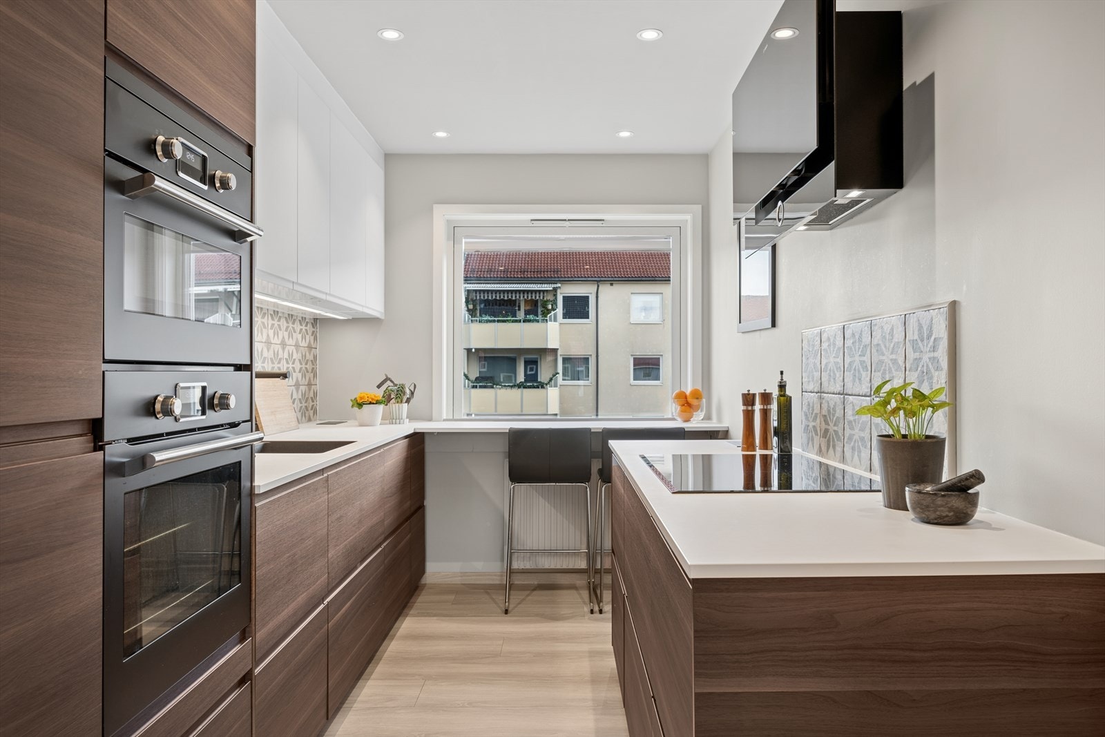 Kombinasjonen med mørke og lyse fronter "løfter" kjøkkenet. Galleribilde