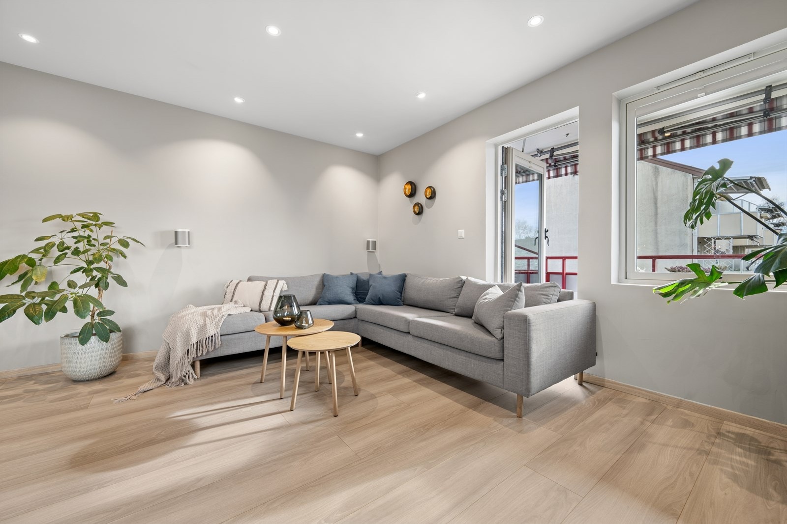 Stuen er av god størrelse, og har god plass til sofa og tilhørende stuemøblement. Galleribilde