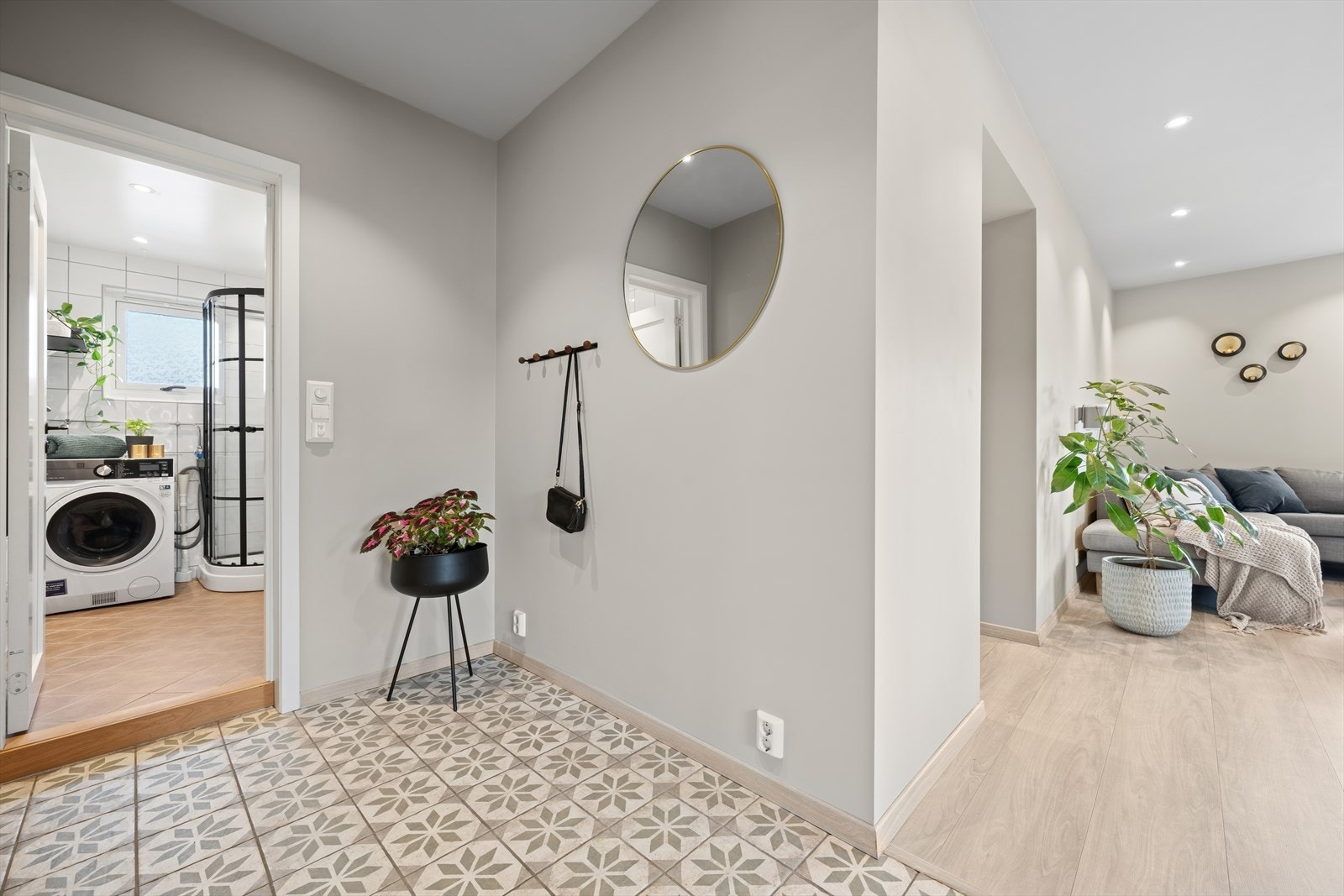 Det er flislagt gulv med varmekabler. Om ønskelig er god plass til entrémøblement i tillegg til garderoben. Galleribilde