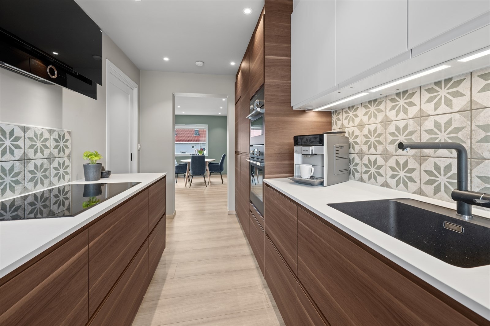 Kjøkkenet er rikelig utstyrt med skap-, skuff-, og benkeplass. Galleribilde