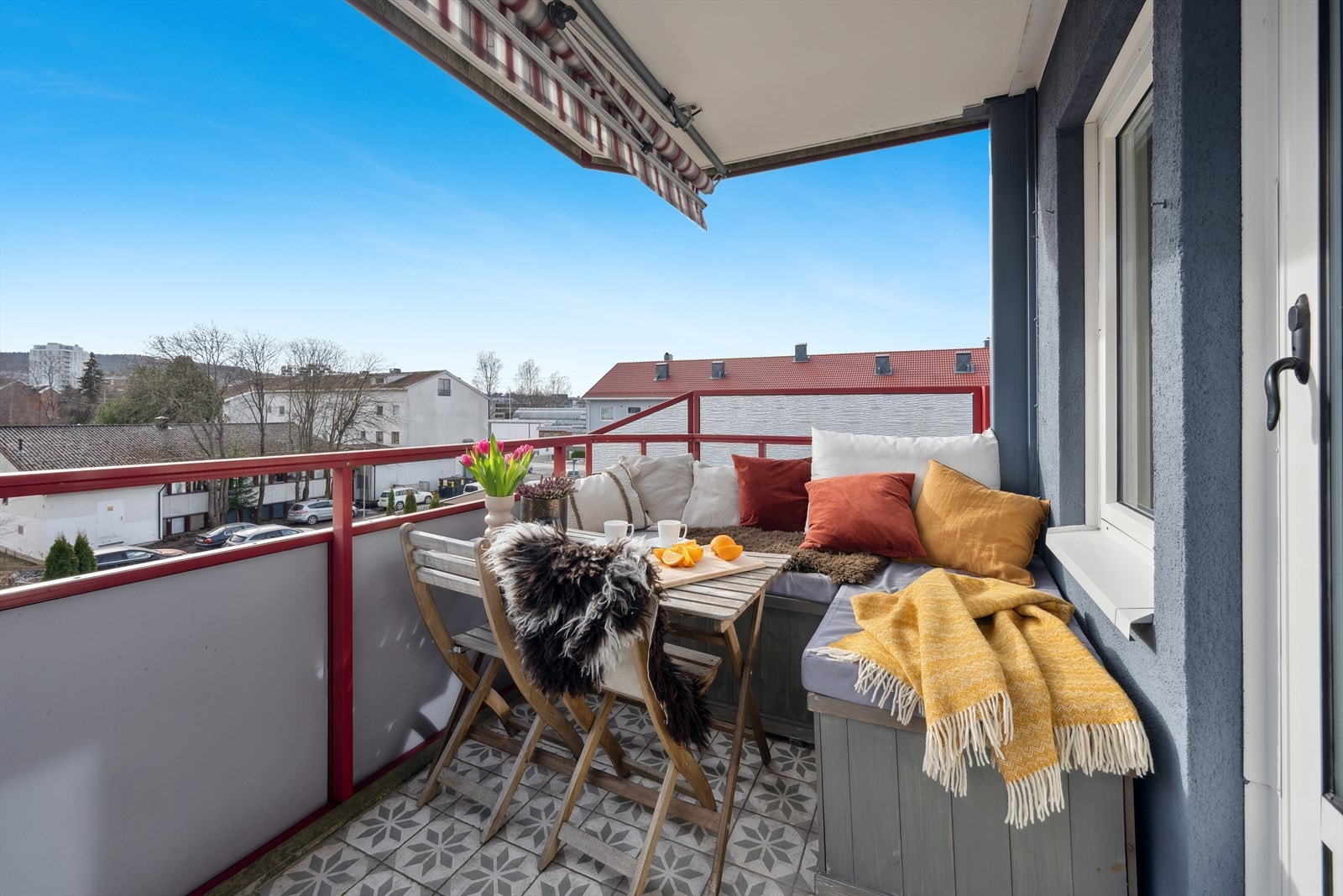 Balkongen har god plass til utemøblement, og er et yndet sted på gode dager. Galleribilde