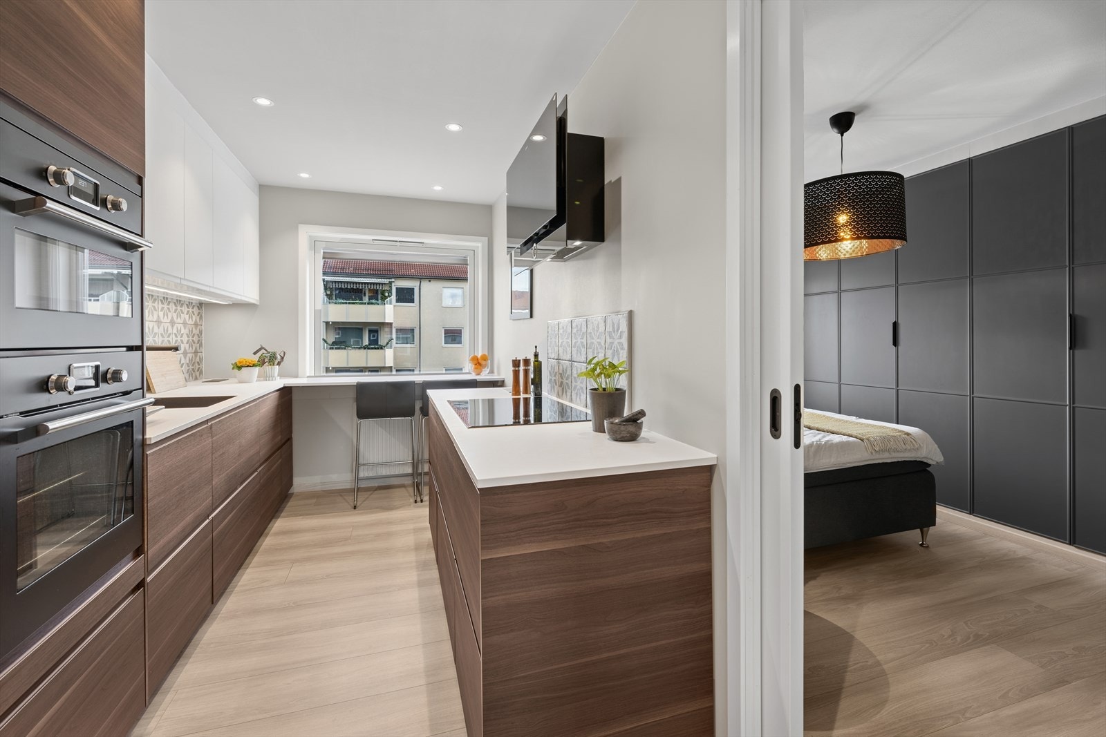 Det er plass til å drikke dagens første kaffekopp ved kjøkkenvinduet. Galleribilde