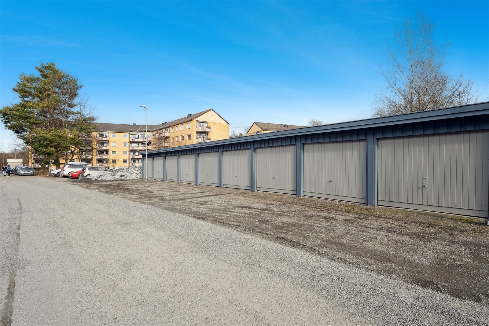 Det medfølger garasjeplass i garasjerekke, samt en utvendig biloppstillingsplass. Galleribilde