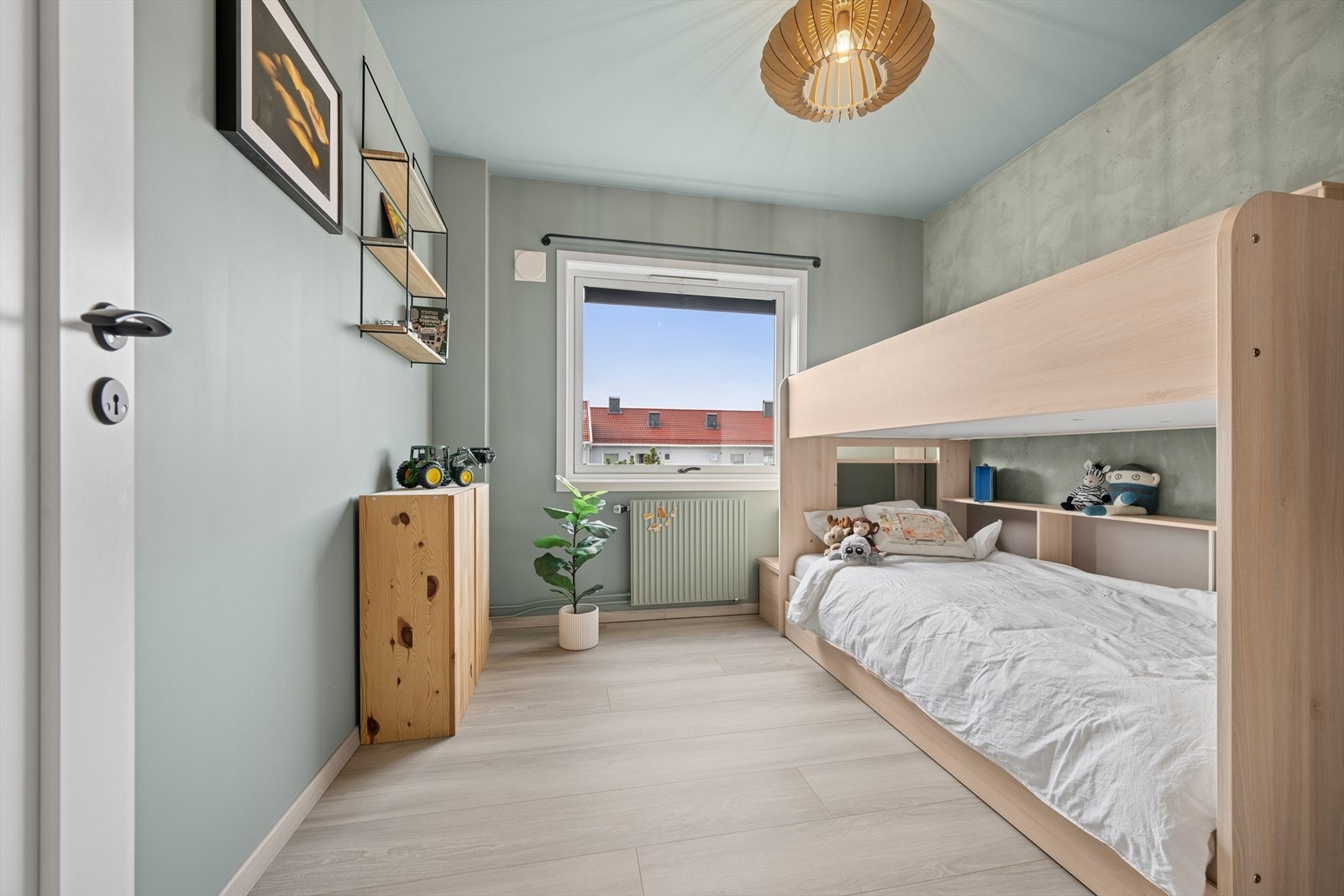 Soverom 2 passer ypperlig som barnerom, gjesterom, hobbyrom eller kontor. Rommet har god plass til seng og nødvendig soveromsmøblement. Galleribilde