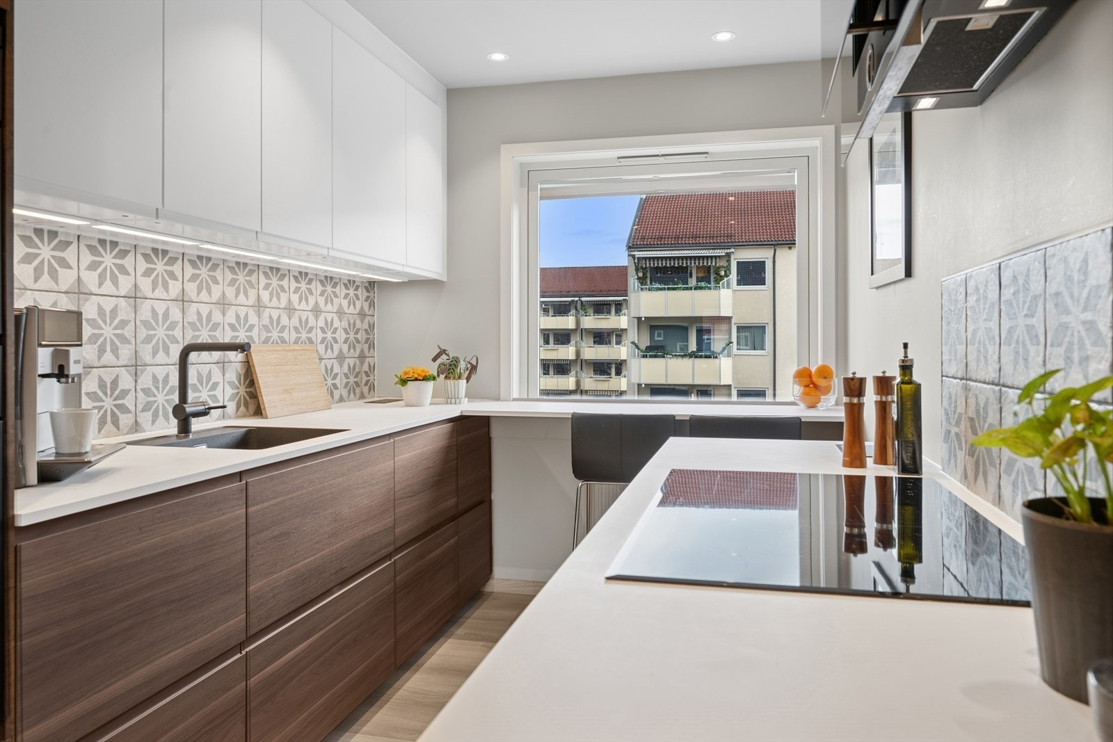 Veggen mellom kjøkkenbenk og overskap, samt bak stekesonen er flislagt med samme fliser som entré-gulvet. Det gir et flott helhetspreg, samtidig som det er svært praktisk mtp. daglig renhold. Galleribilde