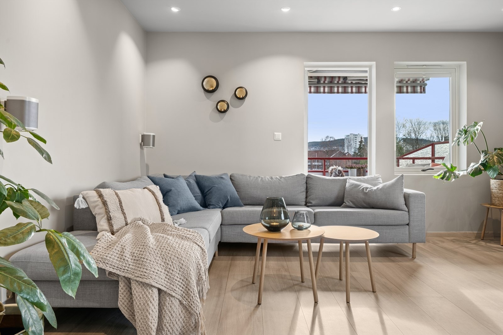 Det er utgang til balkong, hvor man kan nyte gode dager. Galleribilde