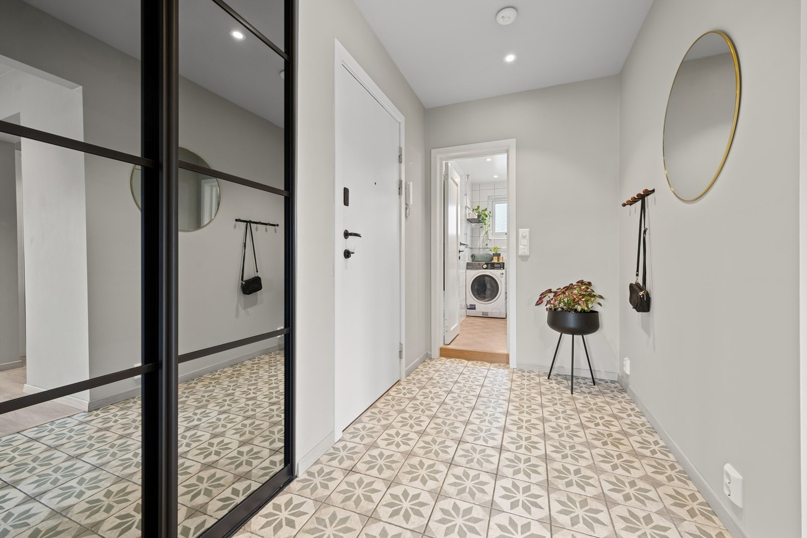 Leiligheten har et delikat og flott inngangsparti, med fliser på gulv og stor garderobe/walk-in med speilfronter. Galleribilde
