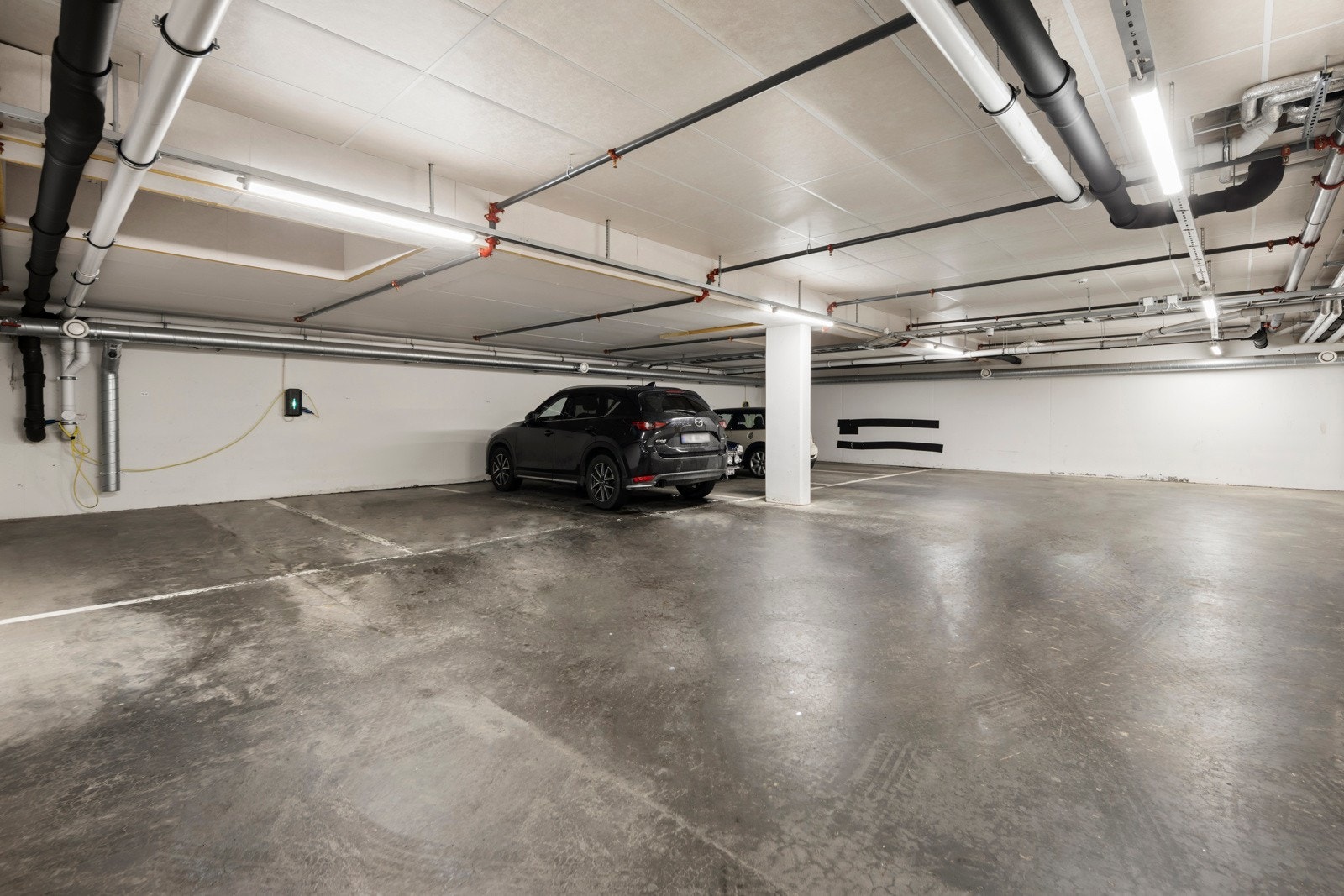 Leiligheten har to garasjeplasser i felles garasjekjeller. Galleribilde