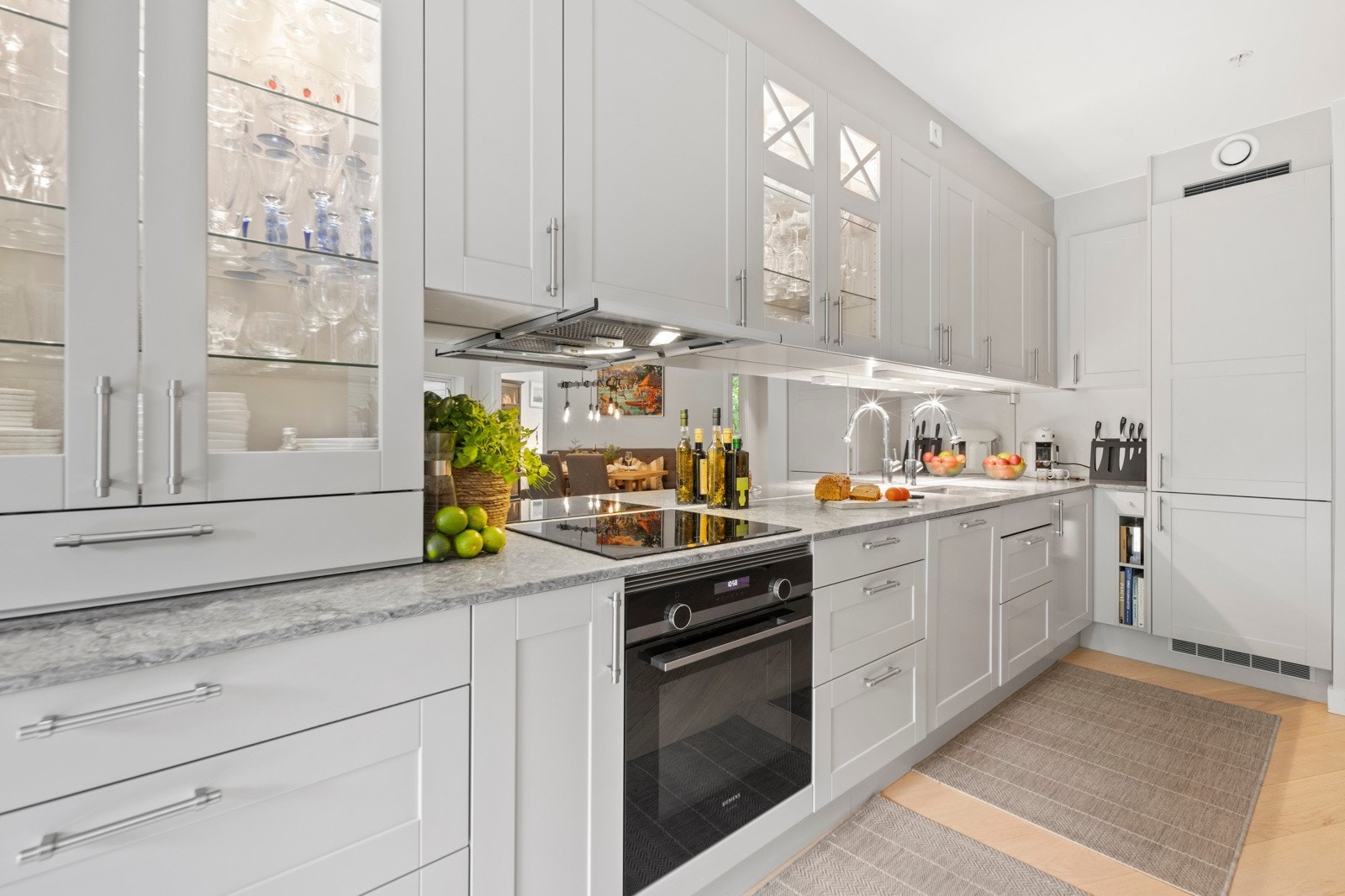 Store vindusflater er gjennomgående for leiligheten som slipper inn godt med naturlig lys. Galleribilde