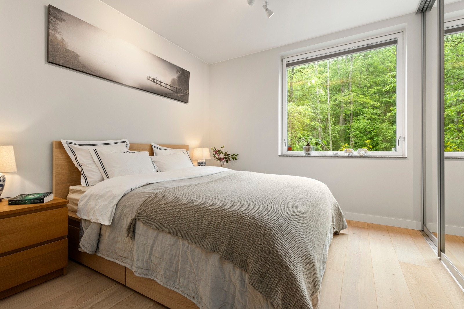 Leiligheten har tilsammen tre soverom. Hovedsoverommet er av god størrelse med garderobeskap og tilknytning til eget baderom. Galleribilde