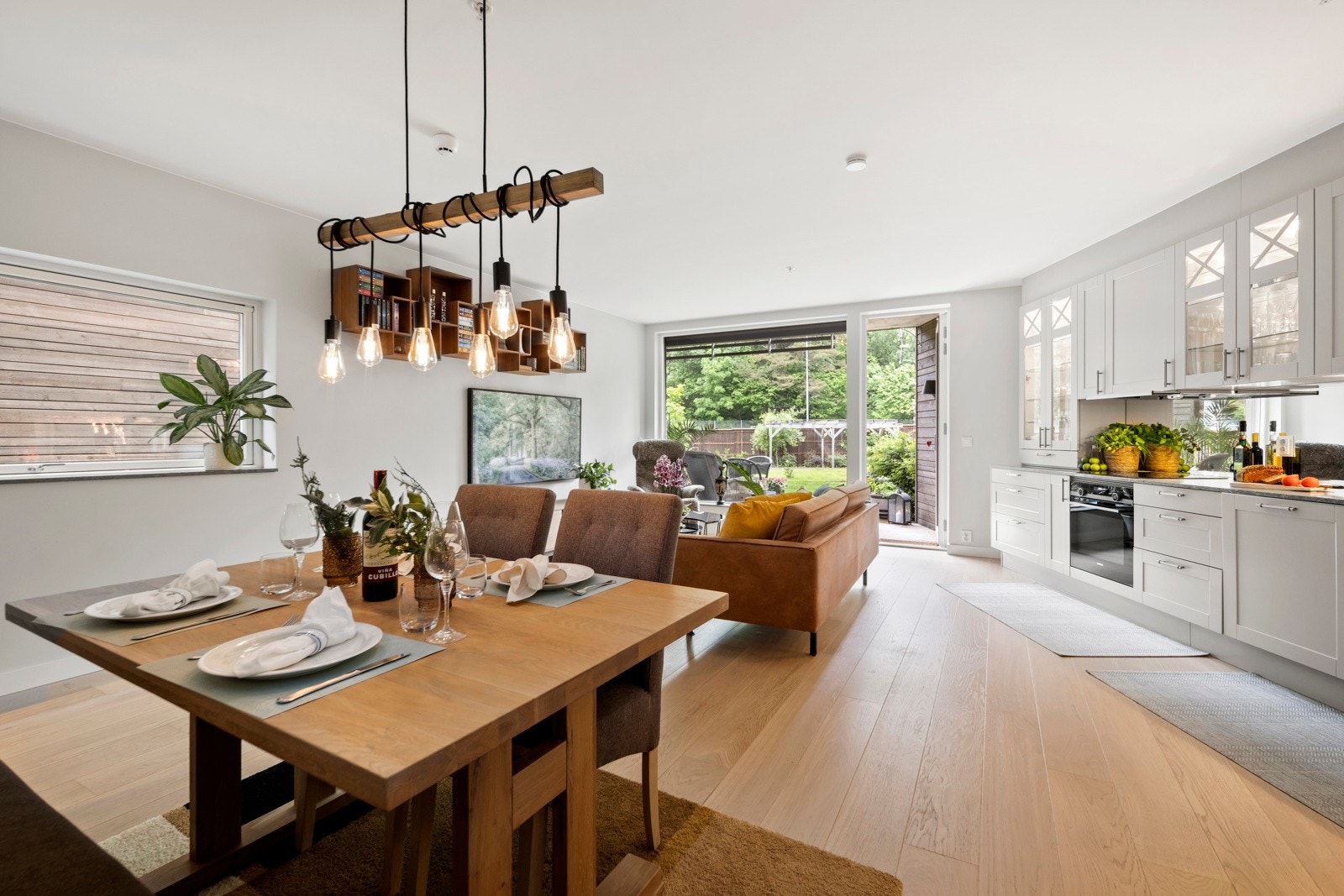 God plass til sofagruppe og spisestue. Galleribilde