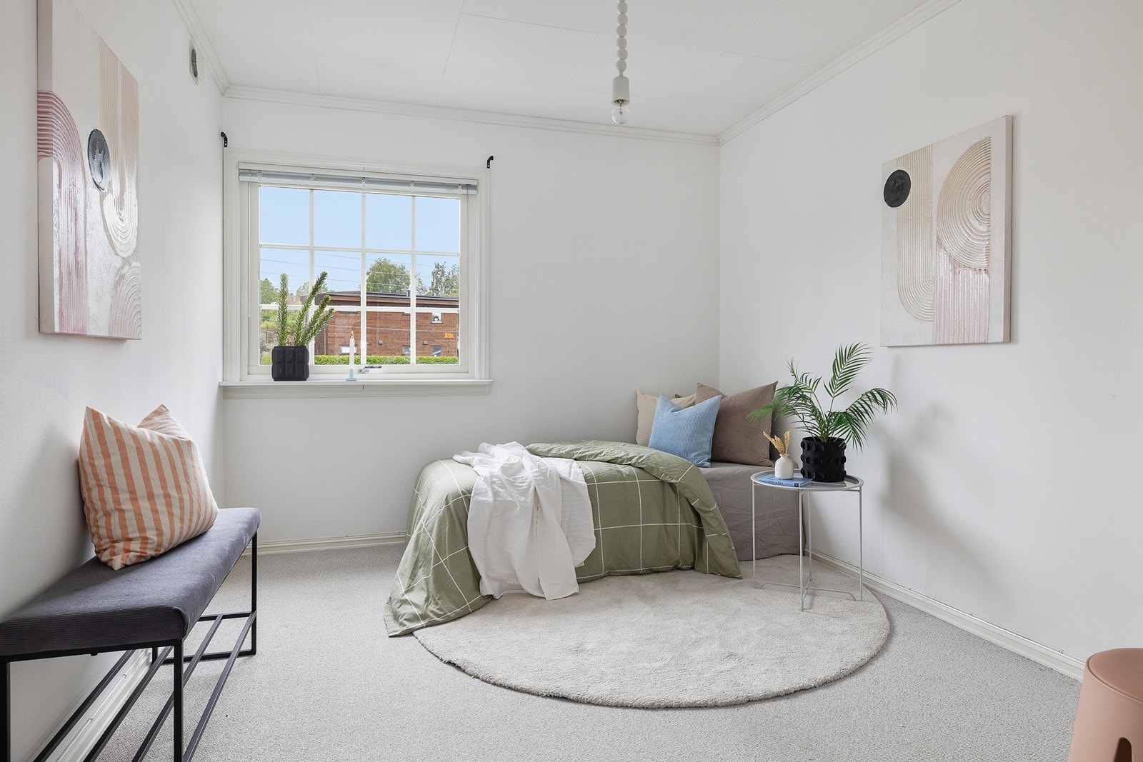 Det er tre fine soverom i boligen, to i underetasjen og ett i første etasje. Dette er det lyse og trivelige soverommet i første etasje. Galleribilde